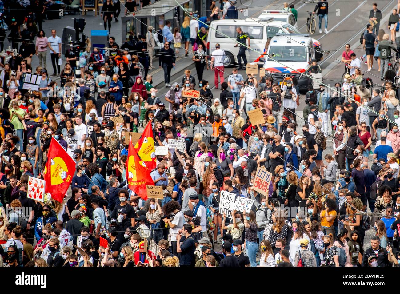 Tausende von Demonstranten versammelten sich auf dem Dam-Platz während des Protestes "Black Lives Matter" in Amsterdam.Tausende von Menschen nehmen an dem Protest "Black Lives Matter" am Dam-Platz in Amsterdam Teil, um gegen die jüngste Ermordung von George Floyd zu protestieren. Ein schwarzer Mann, der in Polizeigewahrsam in Minneapolis, USA, starb, nachdem er von Minneapolis Polizeibeamten am Memorial Day zurückgehalten wurde. Stockfoto