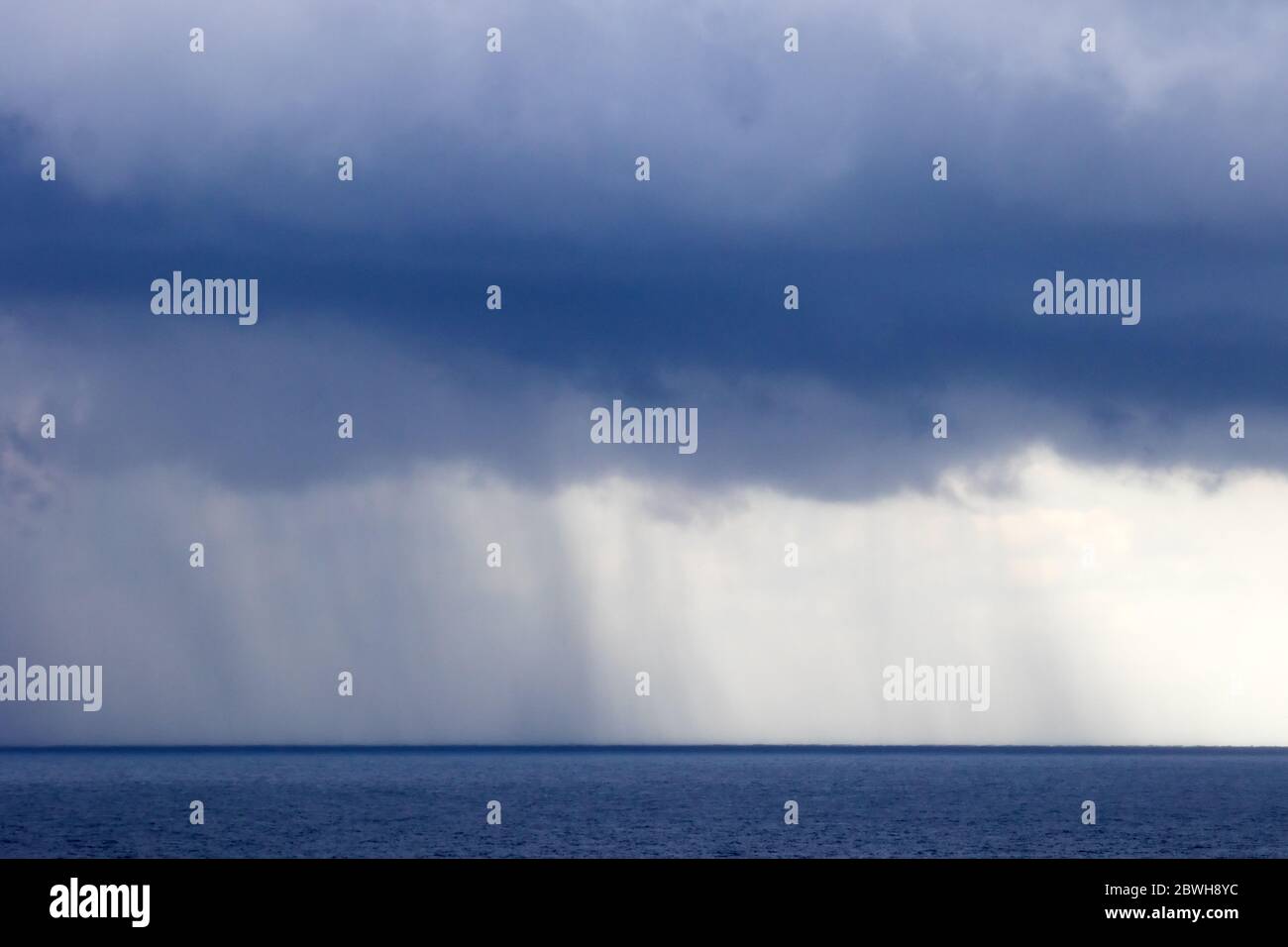 Regen Sturm auf See Stockfoto
