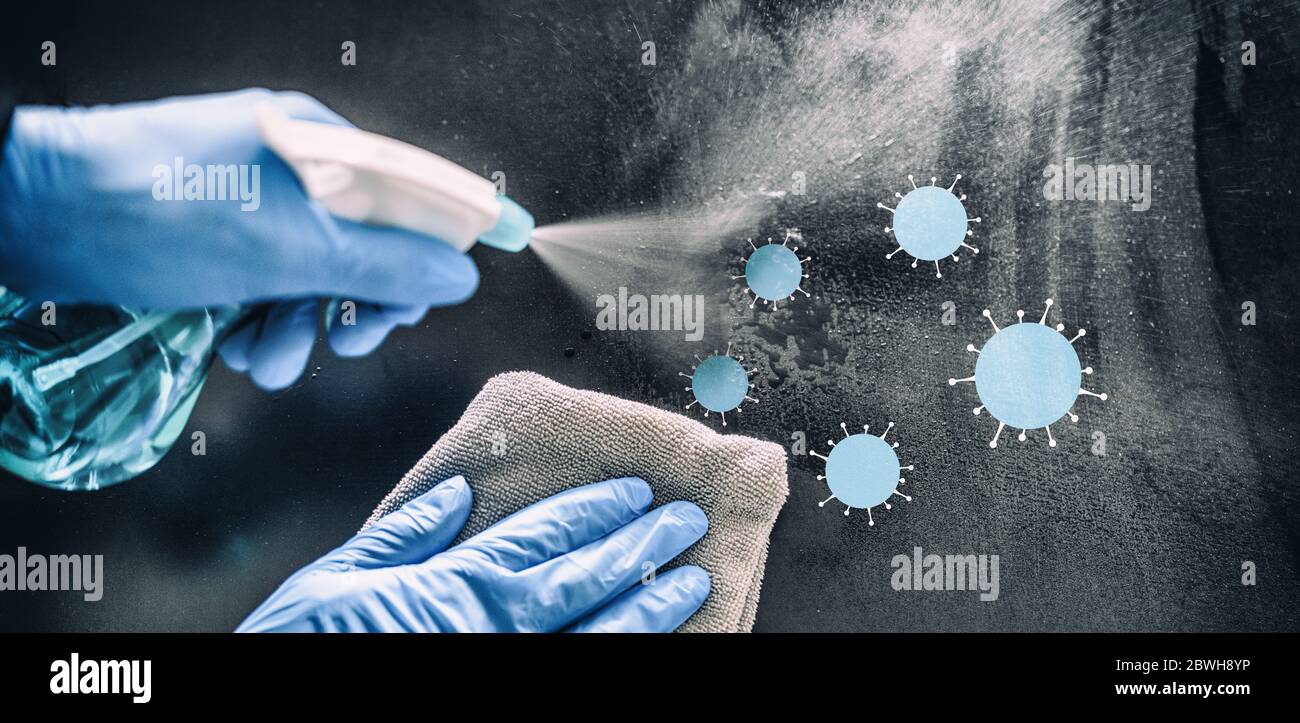 Reinigung Home Table Desinfektion Spray Sprühen auf die Oberfläche zu desinfizieren COVID-19 Prävention Desinfektion von Aerosoltröpfchen. Coronavirus-Desinfektion Schutz. Panorama-Banner. Stockfoto