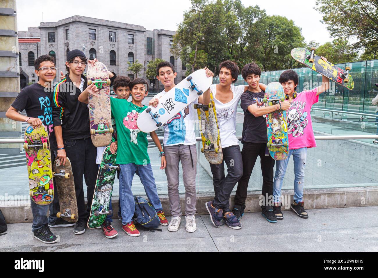 Mexico City, México Paseo de la Reforma Cicloton, Hispanic boys Male teen teens Teenagers Skateboard Skateboarder Freunde, Stockfoto