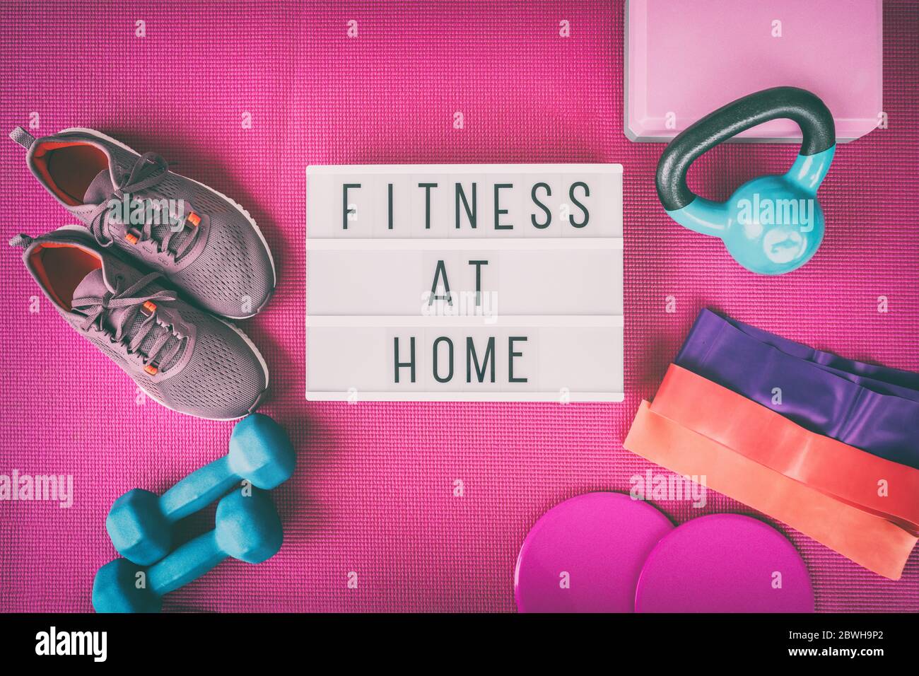 Fitness zu Hause Schild mit rosa Yoga-Matte, Laufschuhe, Kettlebell Gewicht  und Hanteln Widerstandsbänder und Slider für Pilates Online-Klasse. Übung  drinnen für Frauen Stockfotografie - Alamy