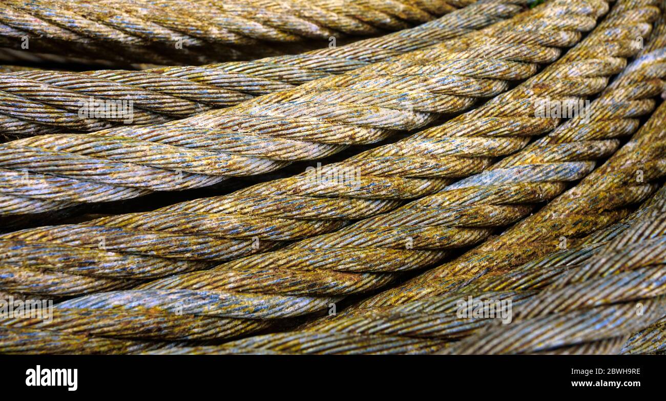 Schweres Stahl gewickelte gefettete Kabel Detail in warmen Ton. Stockfoto