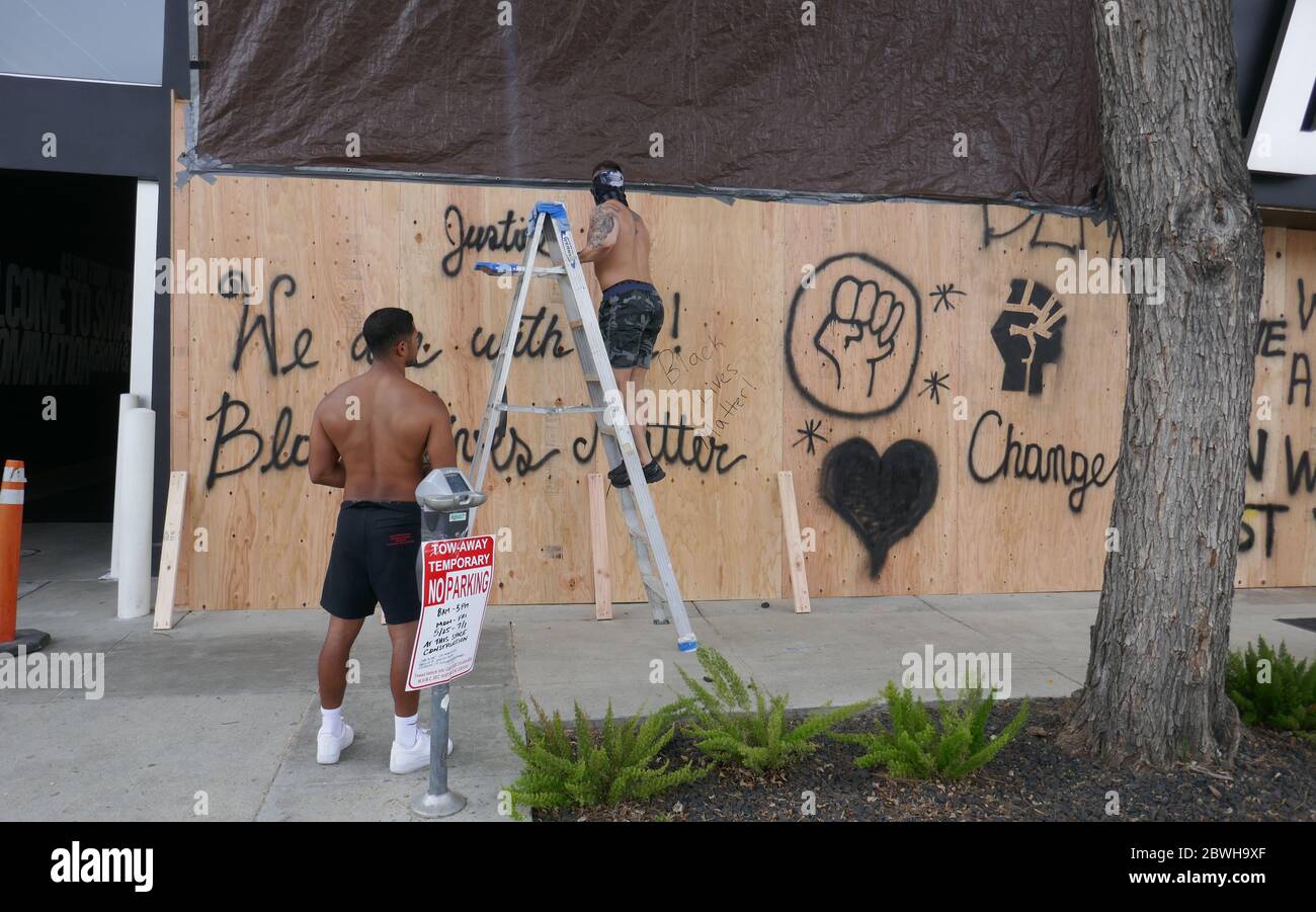 West Hollywood, Kalifornien, USA 1. Juni 2020 EINE allgemeine Ansicht der Atmosphäre der Ausgangssperre und der Geschäfte, die Schaufenster und Proteste besetzen, setzen sich am 1. Juni 2020 in West Hollywood, Kalifornien, USA fort. Foto von Barry King/Alamy Live News Stockfoto