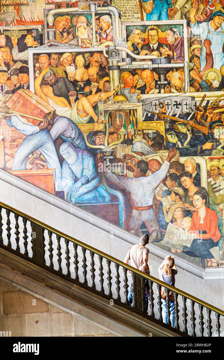 Mexiko-Stadt,Centro historico,Zocalo,Plaza de la Constitucion,Palacio Nacional National Palace,Wandbild Mexikanisches Paar Mann Frau Treppe innen Stockfoto