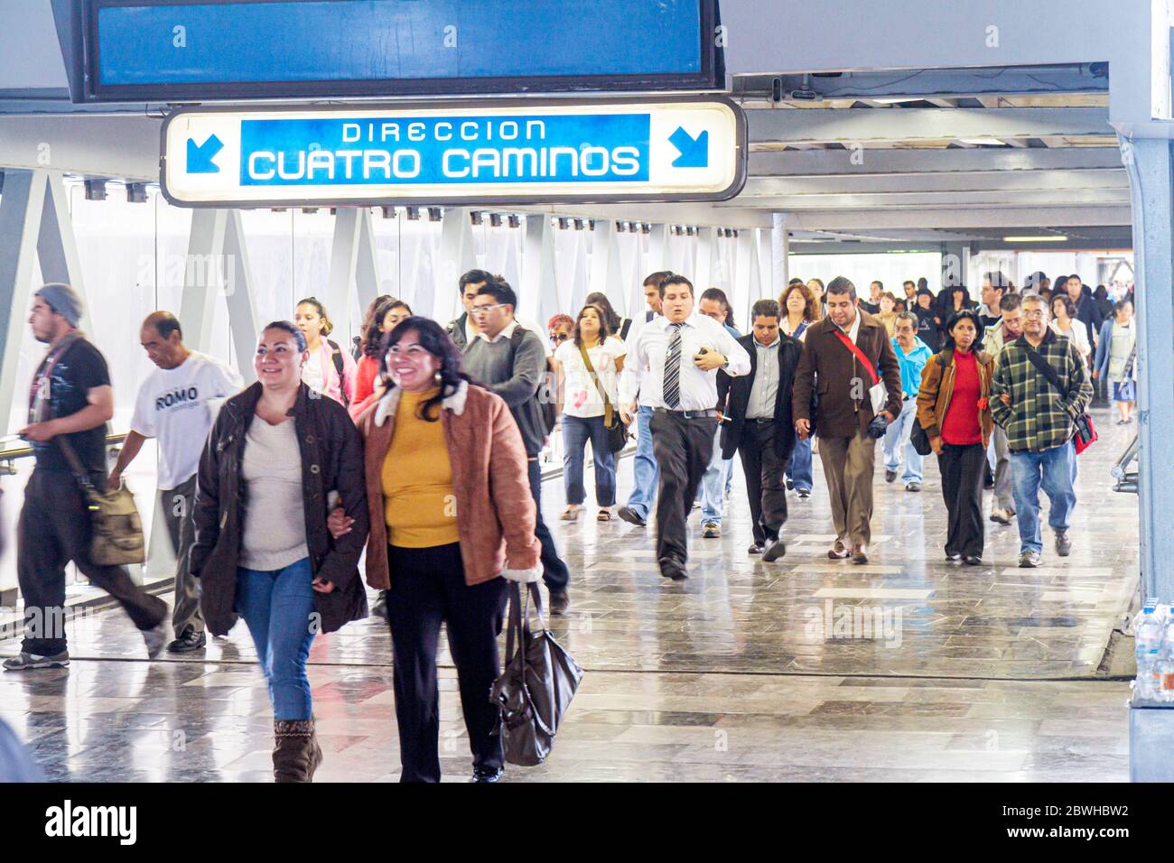 Mexiko-Stadt, DF México, Bundesdistrikt, Distrito Federal, Mexiko-Stadt, Metro-U-Bahn, Chabacano Station, Linie 9, hispanischer Mann Männer Erwachsene Männer, mexikanischer M Stockfoto
