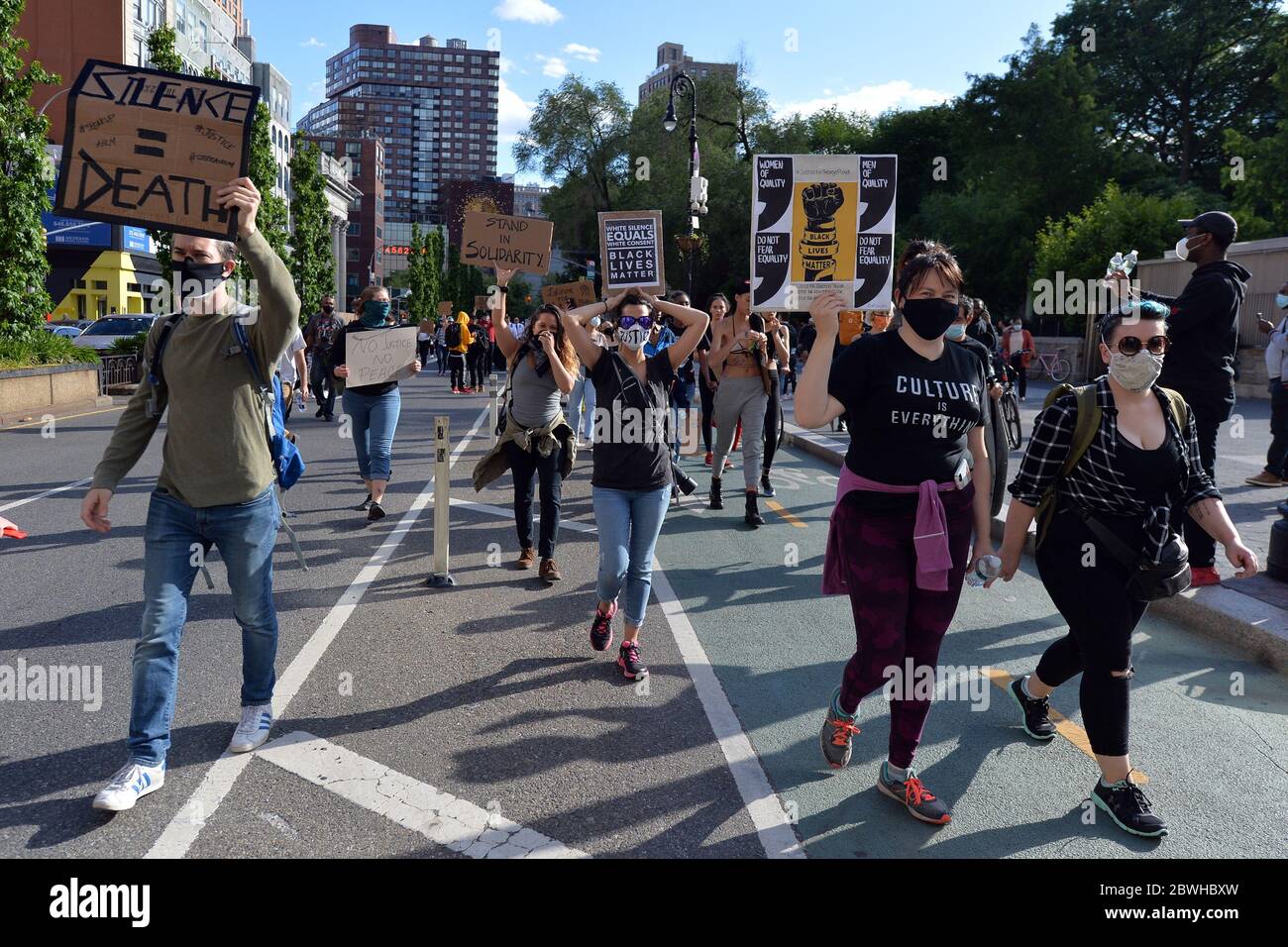 New York City, USA. Juni 2020. Demonstranten marschieren auf der Park Ave. South durch New York City, um gegen die Ermordung von George Floyd, New York, NY, am 1. Juni 2020 zu protestieren. New York City hat eine Ausgangssperre von 11 Uhr auferlegt, um zu versuchen und eine weitere Nacht der Zerstörung während der Proteste über George Floyds Tod an den Händen der Minneapolis-Polizei am 25. Mai zu stoppen. (Anthony Behar/Sipa USA) Credit: SIPA USA/Alamy Live News Stockfoto