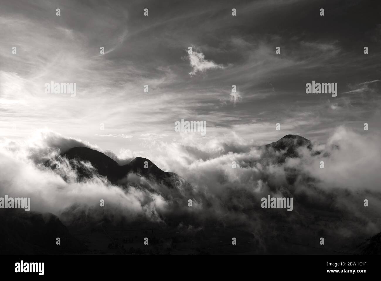 Die Anden-Bergkette ragt in Schwarz-Weiß über den Wolken. Stockfoto