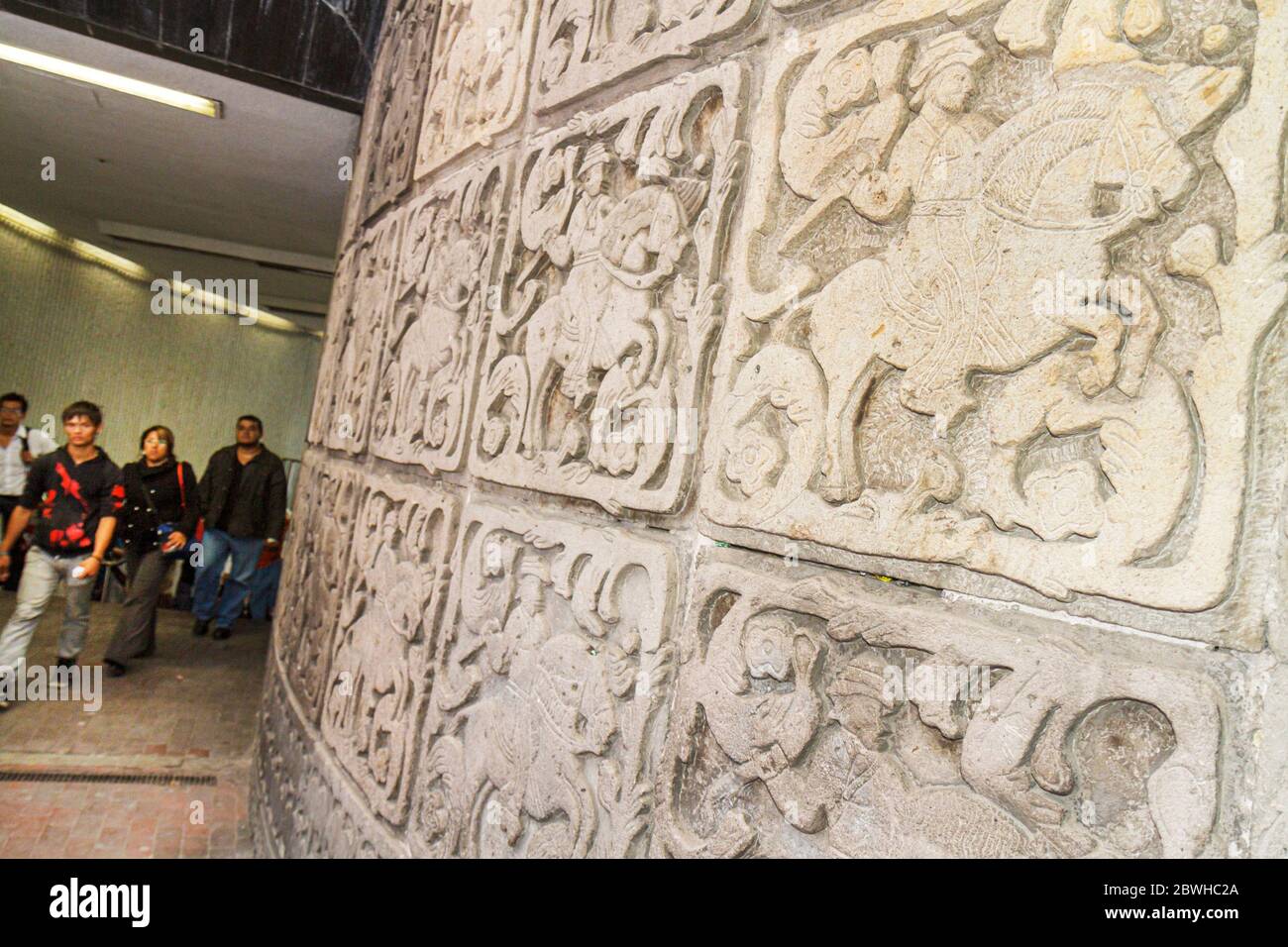 Mexiko-Stadt, Mexiko, Metro-U-Bahn, STC, Nahverkehr, Station Insurgentes, Linie 1, Wandfliesen, Relief, Pferd, Blick, Mex120620079 Stockfoto