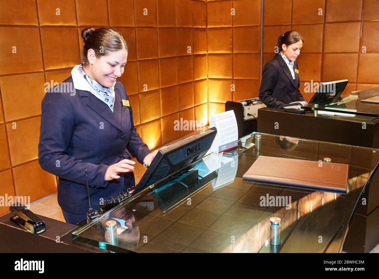 Mexico City, DF México, Federal District, Distrito Federal, Paseo de la Reforma, Marriott Reforma, Hotel, Executive Lounge, hispanische Frauen, Mexica Stockfoto