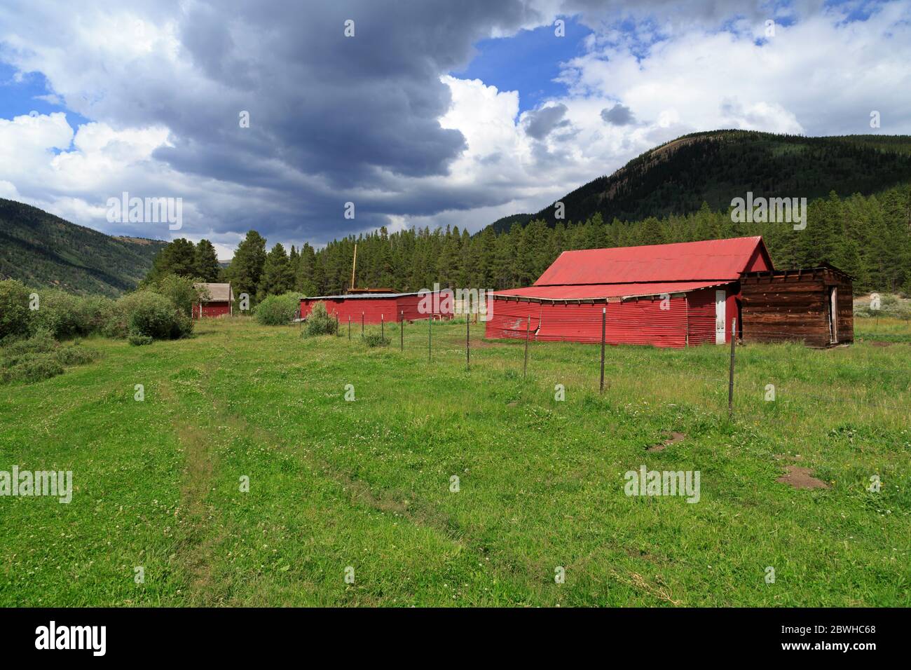 Scheune auf Ranch in der Nähe von Leadville, Colorado, USA Stockfoto