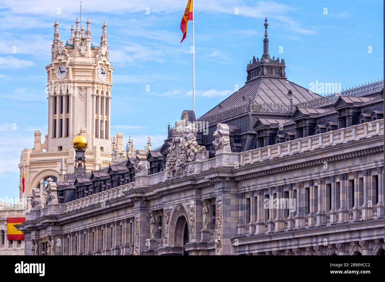 Banco de España con el Palacio de Cibeles al fondo. Madrid. España Stockfoto