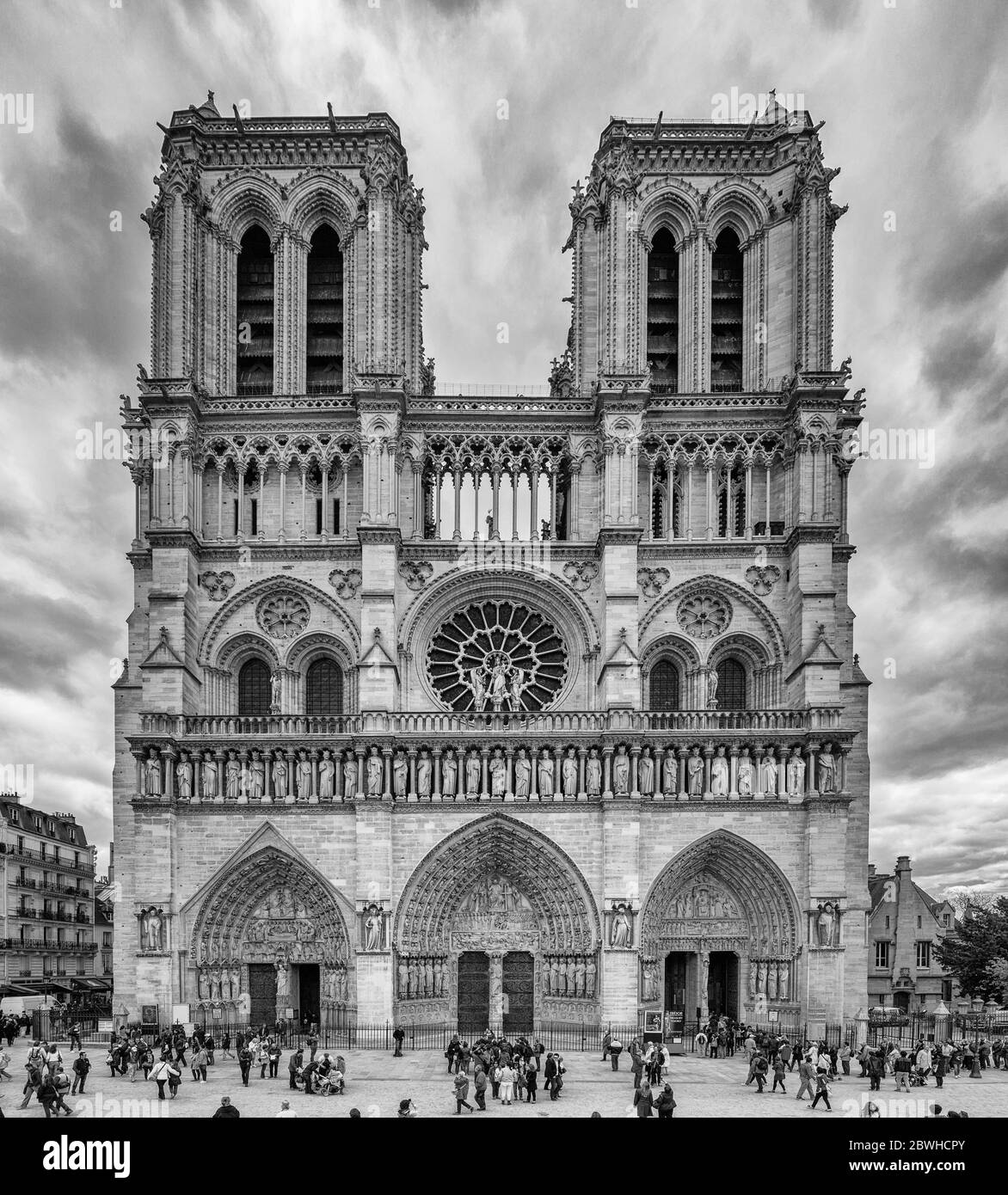 Paris Frankreich 29. April 2013 Schwarz-Weiß-Ansicht der Fassade der Kathedrale Notre Dame Stockfoto