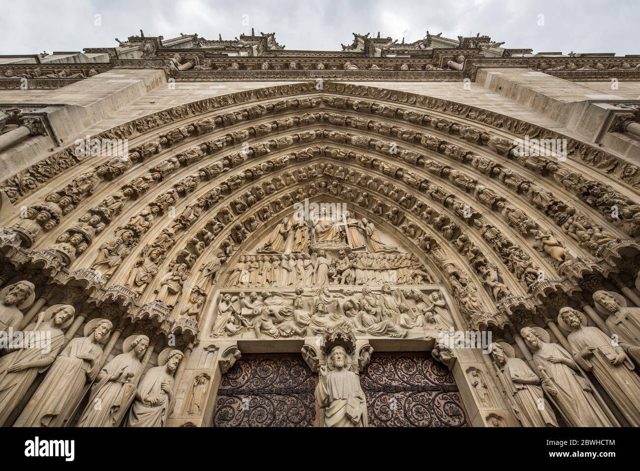 Blick auf die gotische Fassade der Kathedrale Notre Dame de Paris Stockfoto