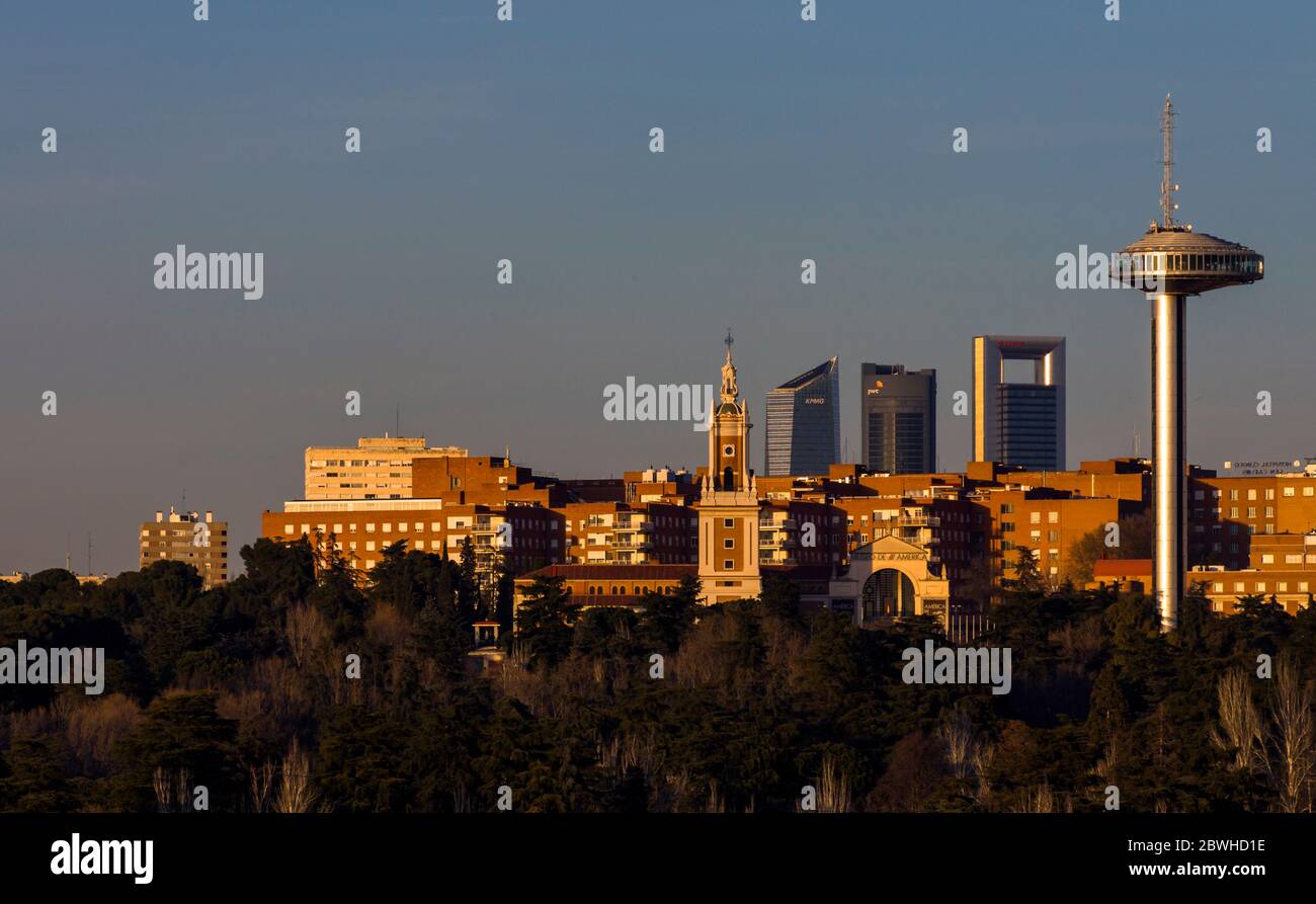 Faro de Moncloa y rascacielos desde la Huerta de la Partida. Madrid. España Stockfoto