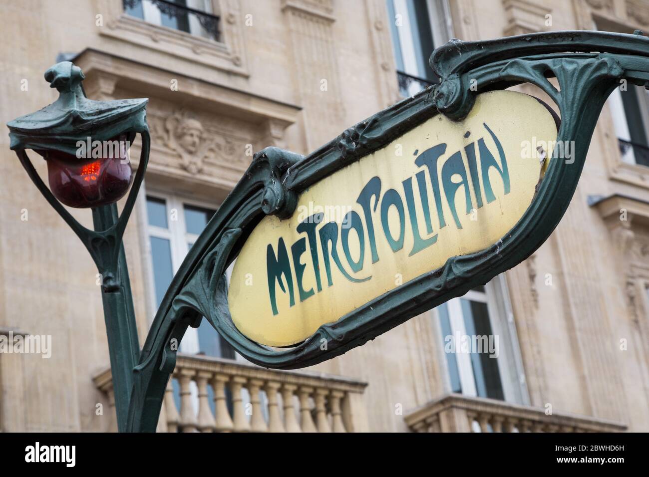 Nahaufnahme eines alten Metro-Schilds im Quartier Latin, Paris, Frankreich Stockfoto