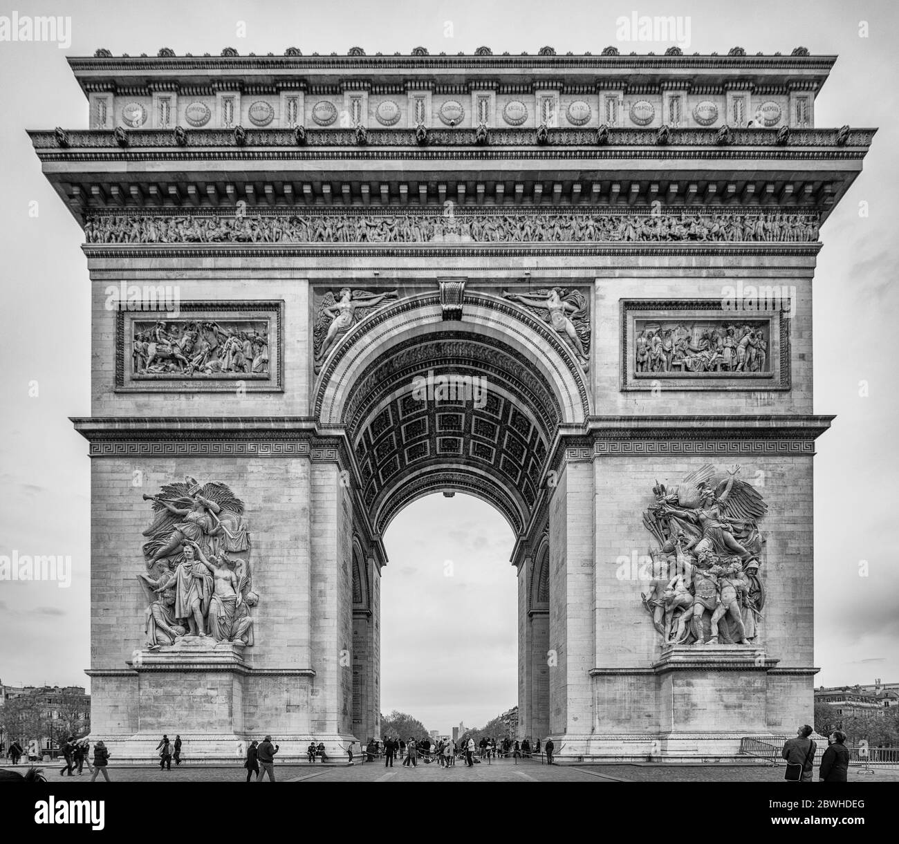 Paris Frankreich - 30. April 2013 Touristen am größten Kreisverkehr der Welt, dem Arc De Triomphe in Paris, Frankreich Stockfoto