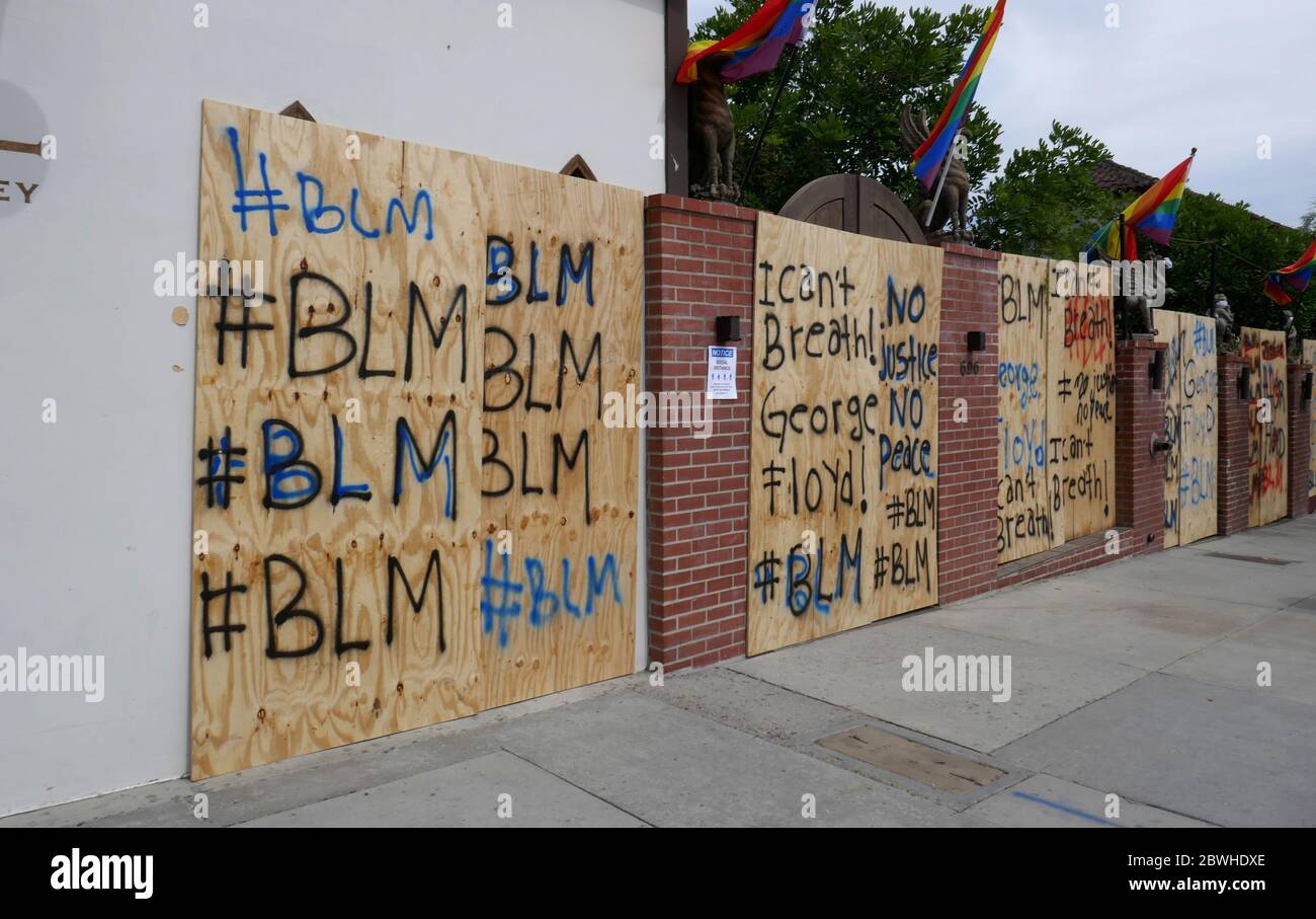 West Hollywood, Kalifornien, USA 1. Juni 2020 EINE allgemeine Ansicht der Atmosphäre der Ausgangssperre und der Geschäfte, die Schaufenster und Proteste besetzen, setzen sich am 1. Juni 2020 in West Hollywood, Kalifornien, USA fort. Foto von Barry King/Alamy Stock Photo Stockfoto