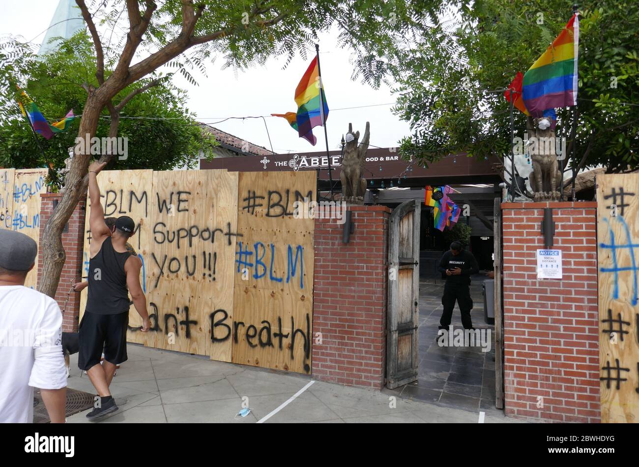 West Hollywood, Kalifornien, USA 1. Juni 2020 EINE allgemeine Ansicht der Atmosphäre der Ausgangssperre und der Geschäfte, die Schaufenster und Proteste besetzen, setzen sich am 1. Juni 2020 in West Hollywood, Kalifornien, USA fort. Foto von Barry King/Alamy Stock Photo Stockfoto