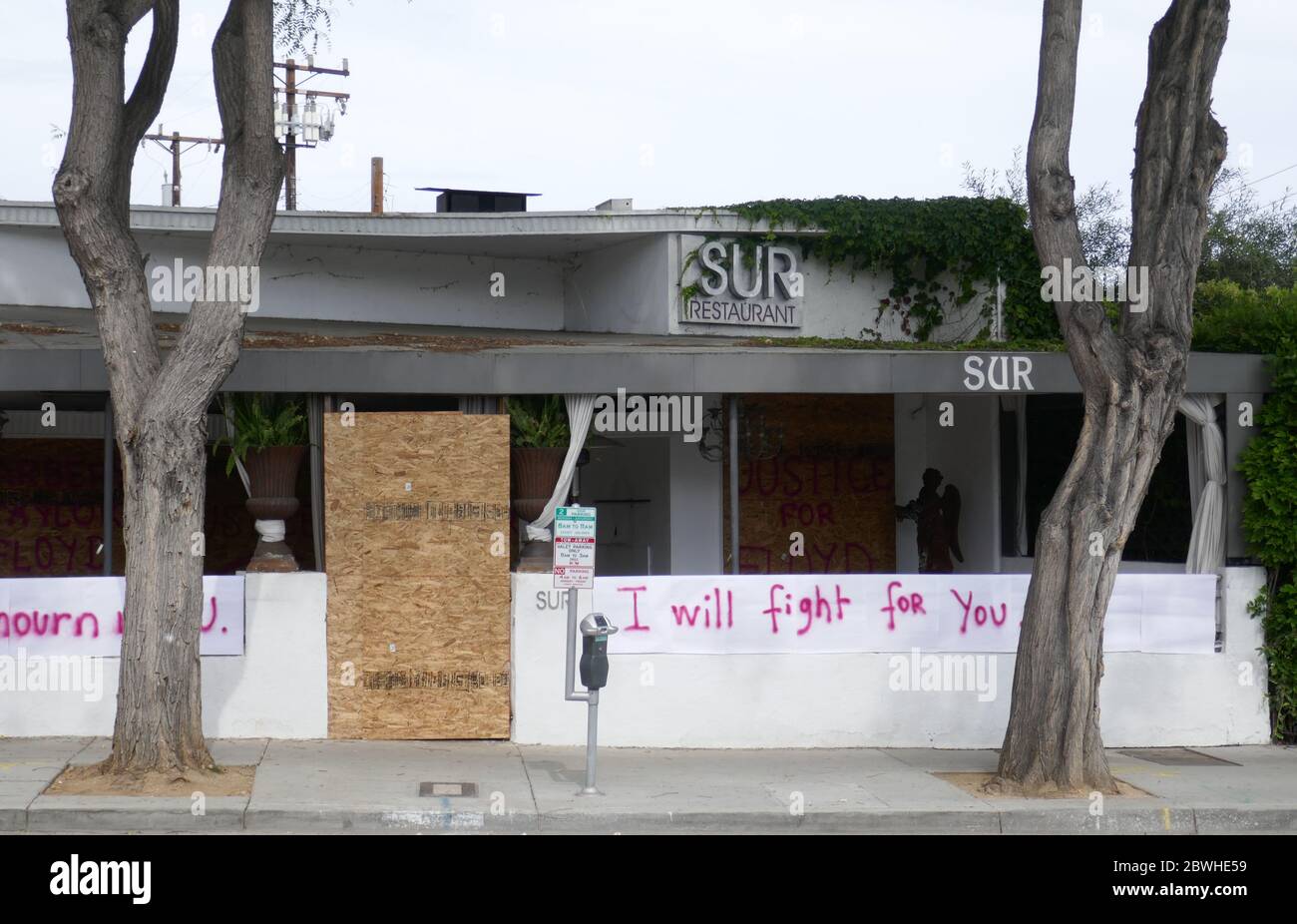 West Hollywood, Kalifornien, USA 1. Juni 2020 EINE allgemeine Ansicht der Atmosphäre der Ausgangssperre und der Geschäfte, die Schaufenster und Proteste besetzen, setzen sich am 1. Juni 2020 in West Hollywood, Kalifornien, USA fort. Foto von Barry King/Alamy Stock Photo Stockfoto