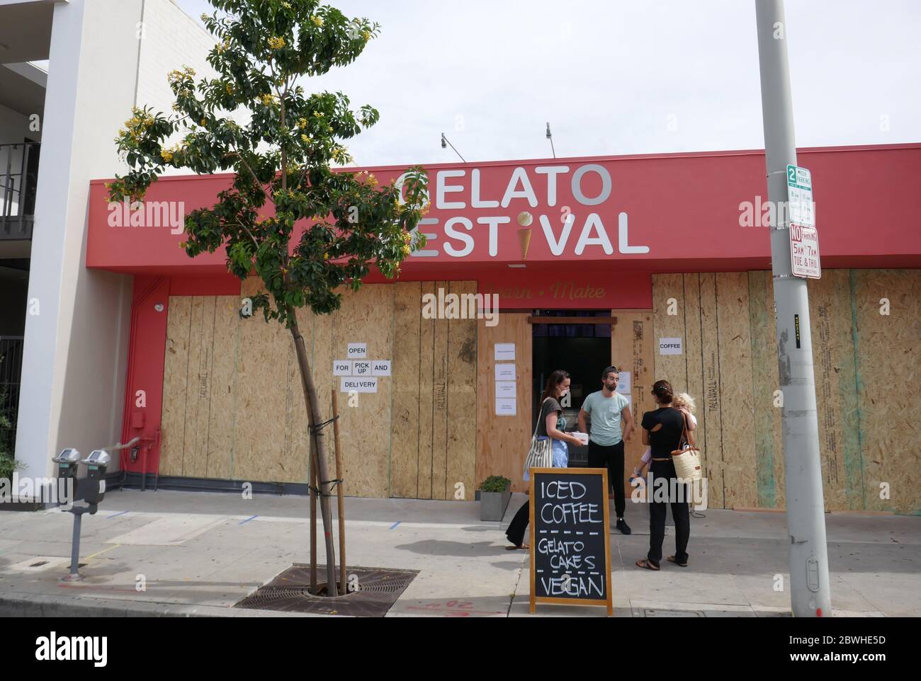 West Hollywood, Kalifornien, USA 1. Juni 2020 EINE allgemeine Ansicht der Atmosphäre der Ausgangssperre und der Geschäfte, die Schaufenster und Proteste besetzen, setzen sich am 1. Juni 2020 in West Hollywood, Kalifornien, USA fort. Foto von Barry King/Alamy Stock Photo Stockfoto