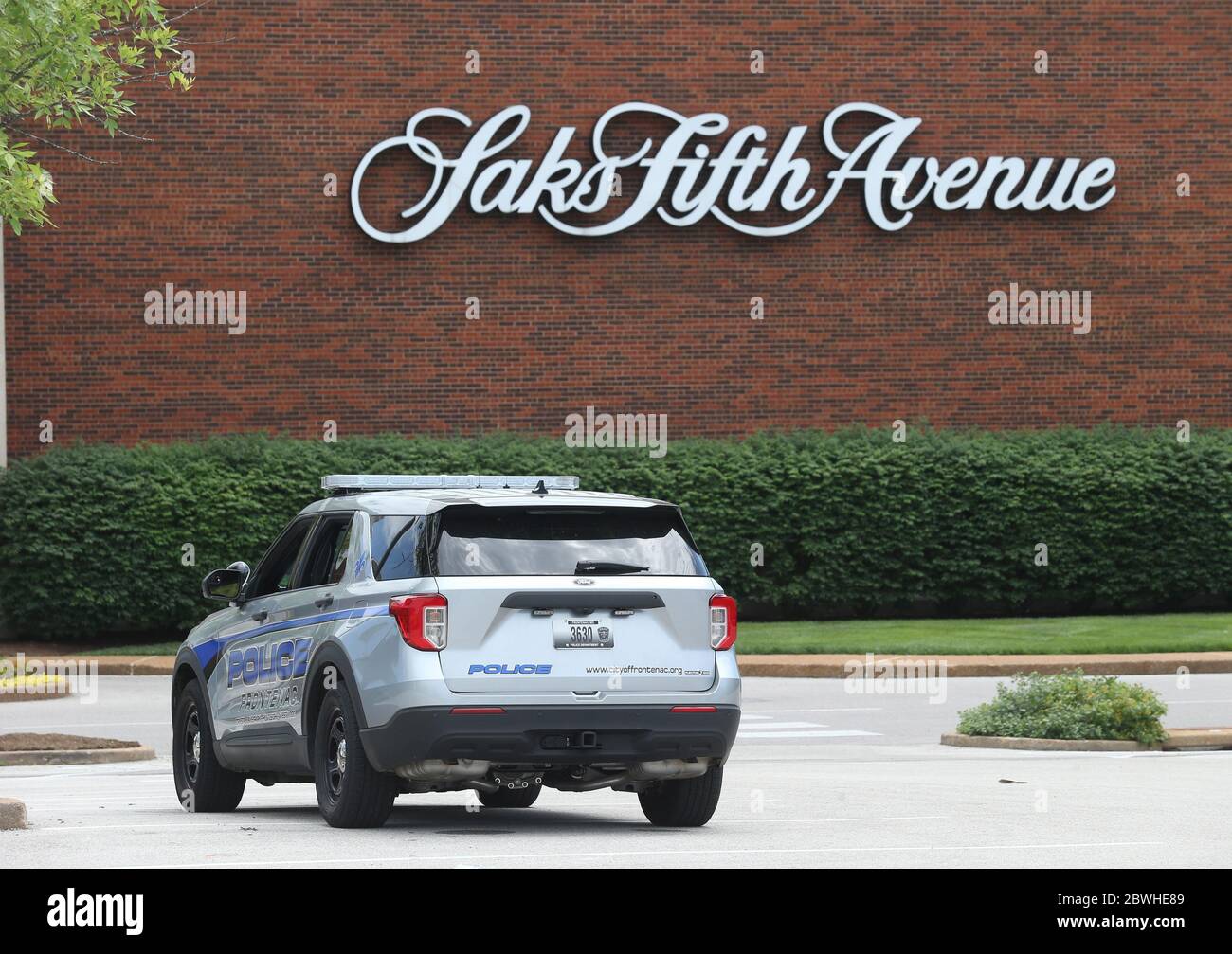 Frontenac, Usa. Juni 2020. Ein Frontenac Polizeiauto befindet sich in der Nähe des Saks Fifth Avenue Stores in Frontenac Plaza am Montag, 1. Juni 2020, in Frontenac, Missouri. Der Laden hat alle Eingänge verladen, nur für den Fall, dass Demonstranten ihren Weg zum High-End-Einkaufszentrum finden. Foto von Bill Greenblatt/UPI. Quelle: UPI/Alamy Live News Stockfoto