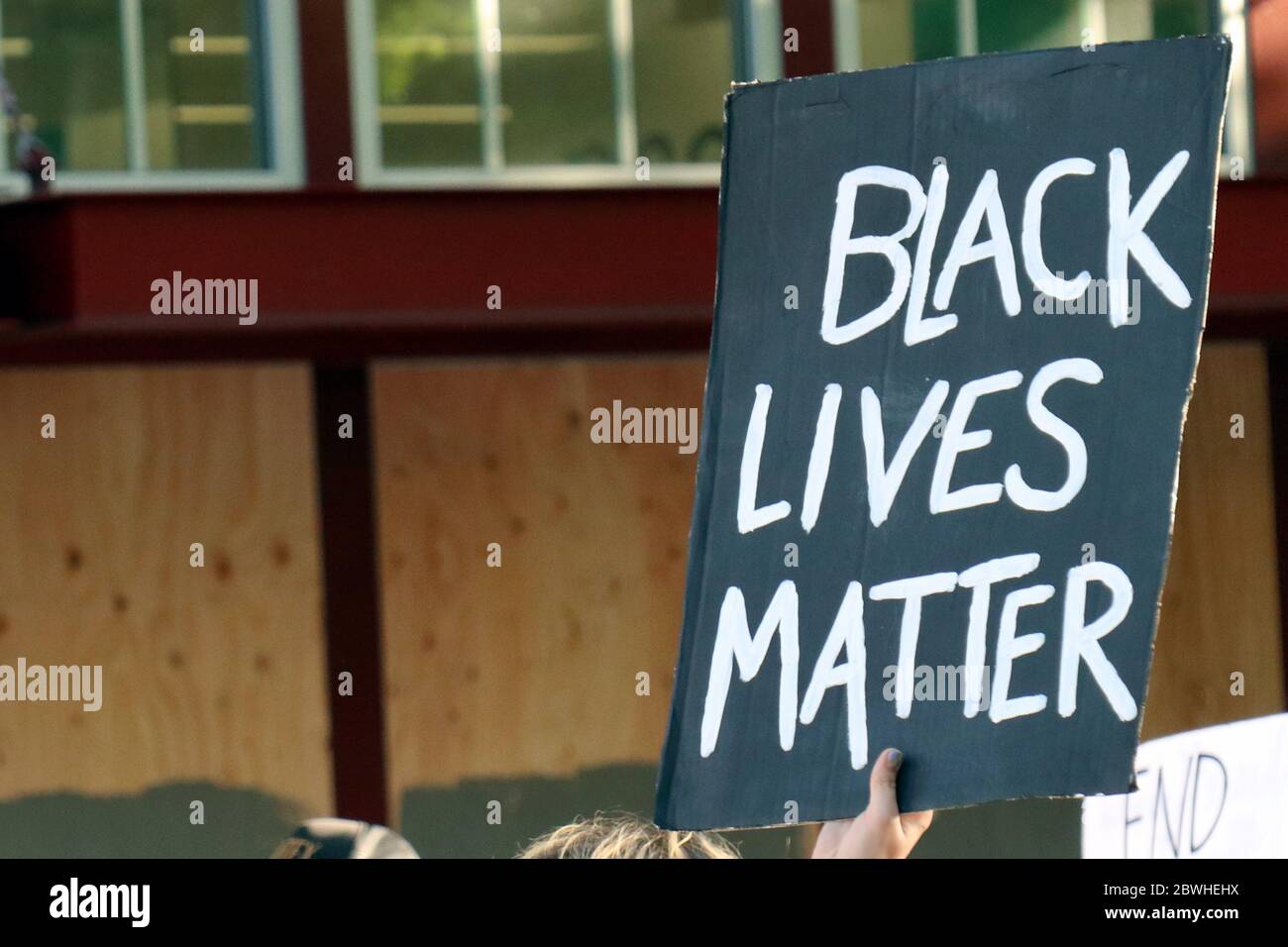 Ein Zeichen, das Black Lives Matter liest, gesehen während der Proteste am 1. Juni 2020 in Seattle. Stockfoto