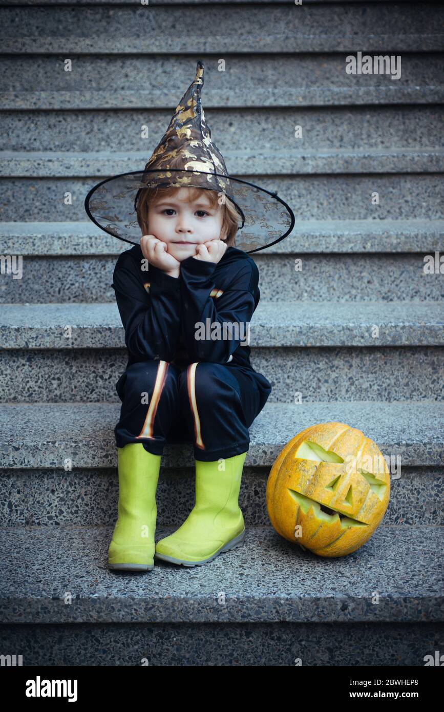 Kind im Skelett Kostüm. Halloween Kinder Kostüm Party. Fröhliches Kind und Kürbis. Stockfoto