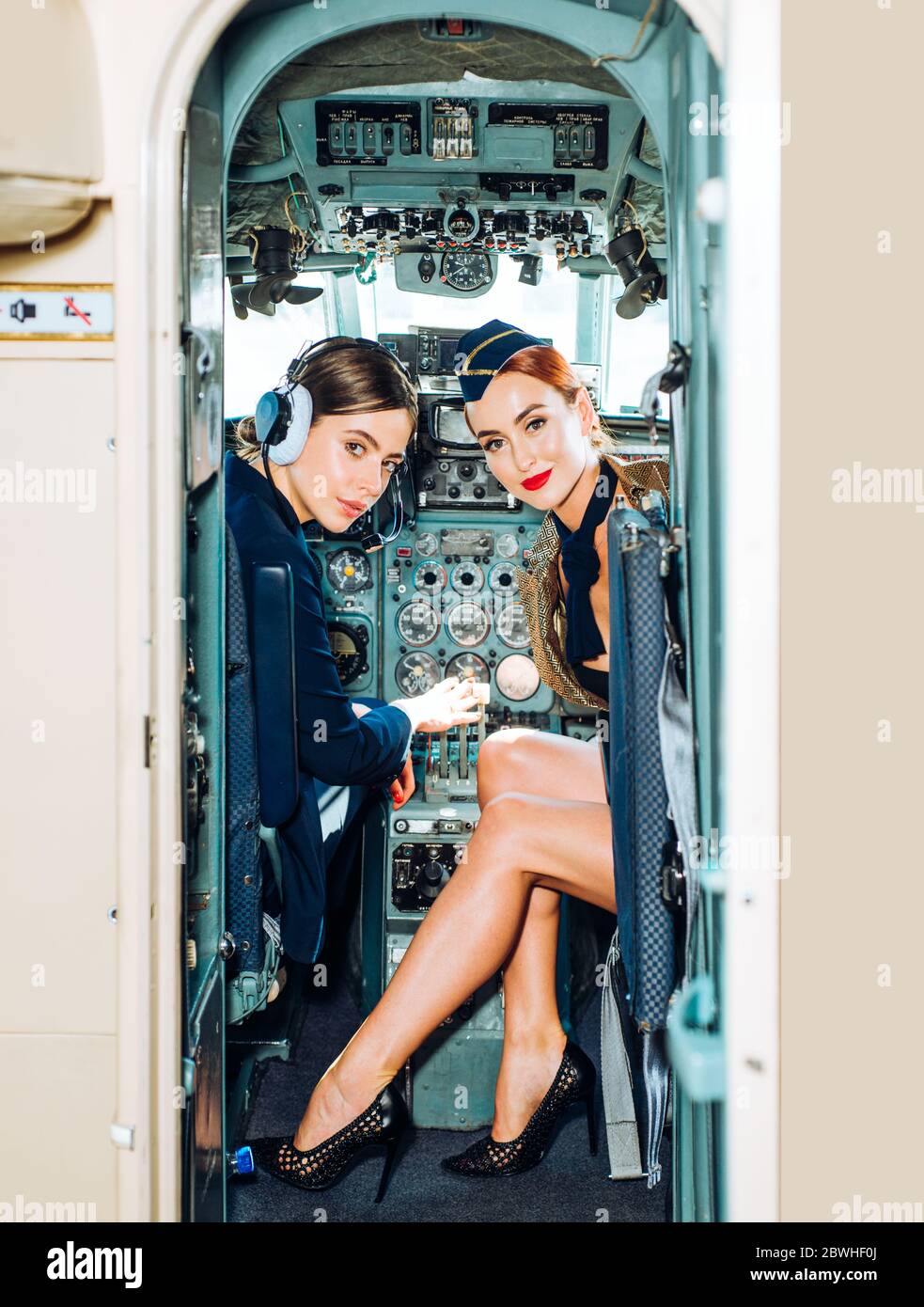 Pilot und Stewardess. Wünscht einen erfolgreichen Flug. Avia Firma Personen Besatzung Piloten Stewardess Flugzeug Befehl Zivilluftfahrt. Schöne Lächelnde Frau Stockfoto
