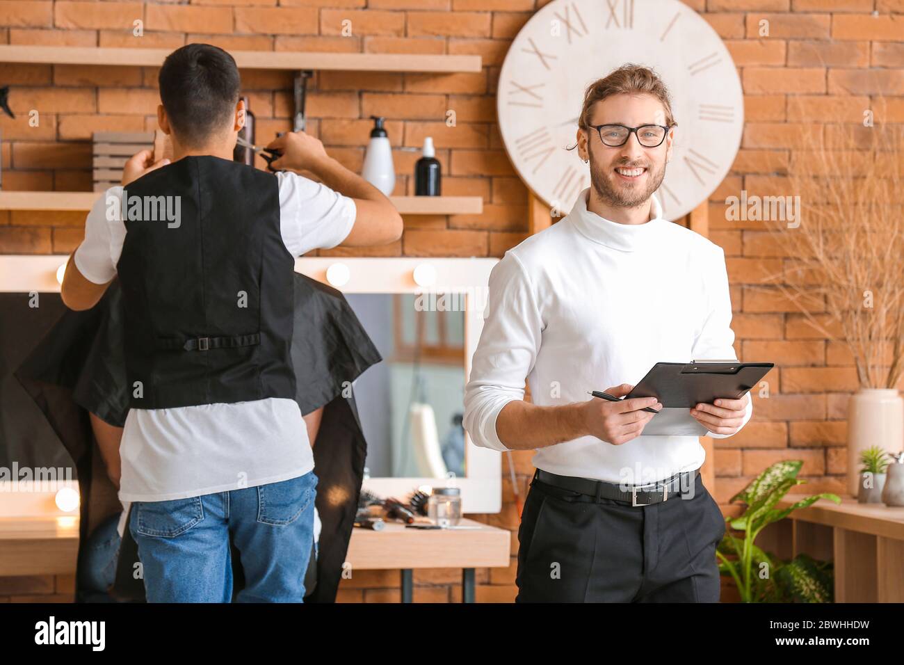 Professioneller Friseur während der Kurse im Salon Stockfoto
