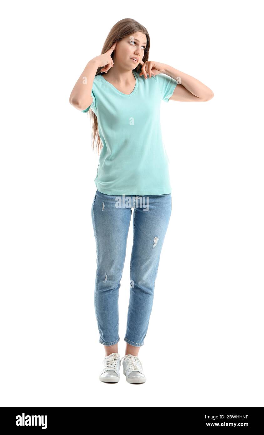 Junge Frau leidet unter lauten Geräuschen auf weißem Hintergrund Stockfoto