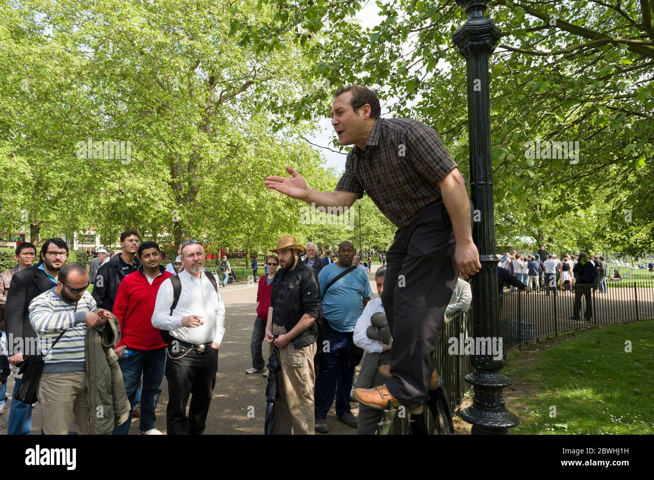 Ein Redner in der Speakers' Corner, die sich in der Nähe von Marble