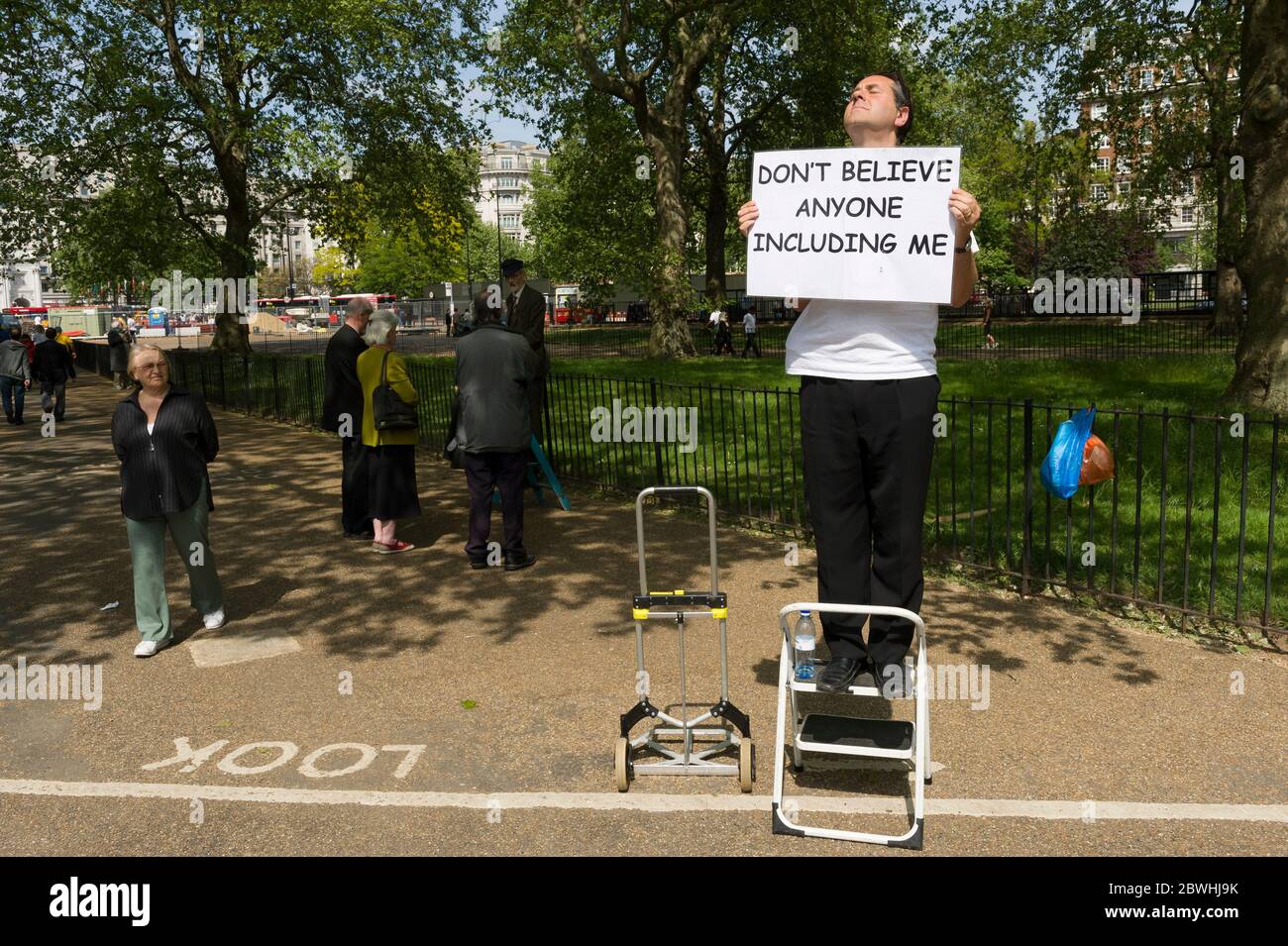 Ein Redner in der Speakers' Corner, die sich in der Nähe von Marble Arch in der nordöstlichen Ecke des Hyde Park, London, befindet. Die Speakers' Corner ist ein traditionelles offenes Stockfoto