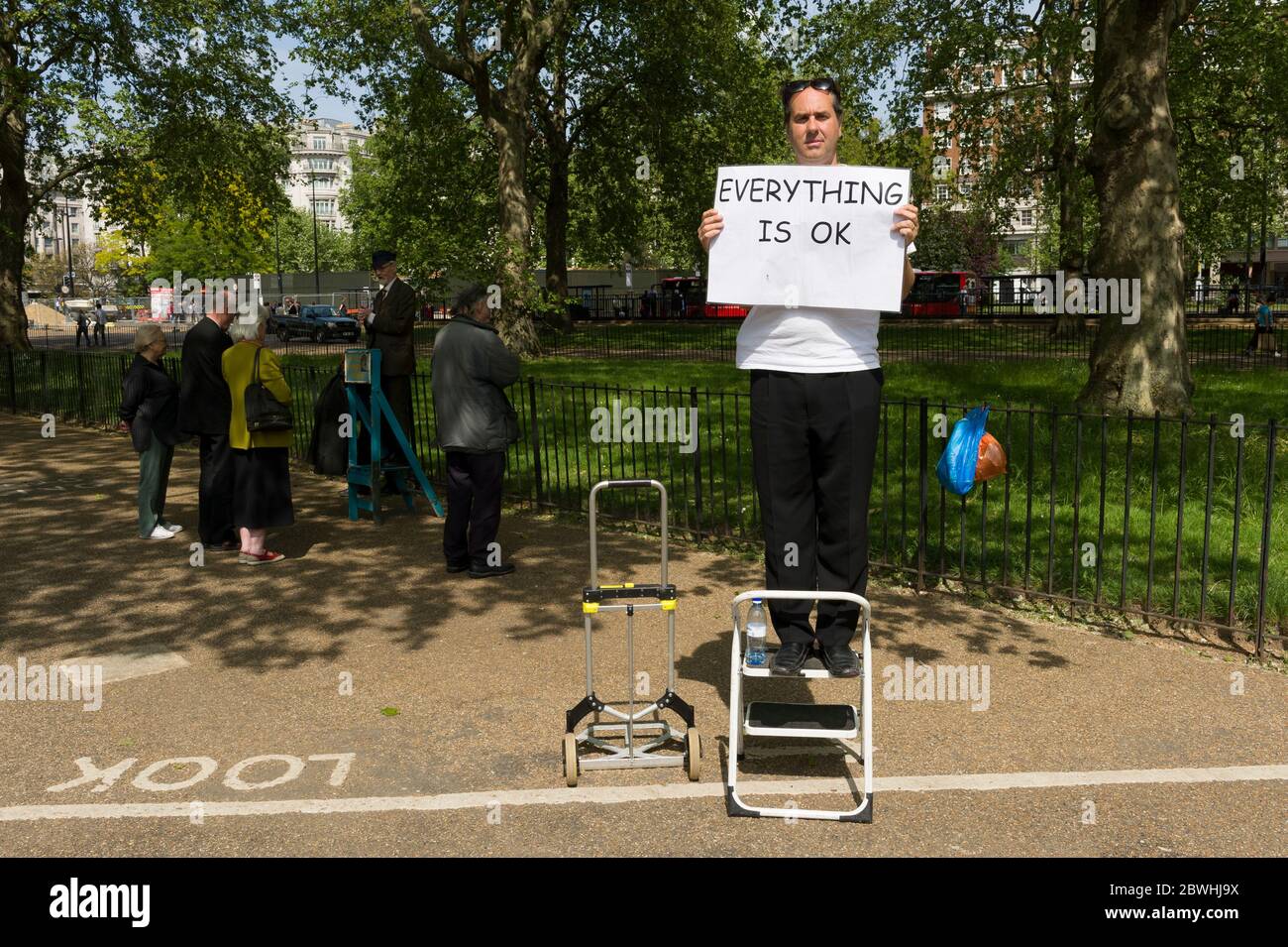 Ein Redner in der Speakers' Corner, die sich in der Nähe von Marble Arch in der nordöstlichen Ecke des Hyde Park, London, befindet. Die Speakers' Corner ist ein traditionelles offenes Stockfoto