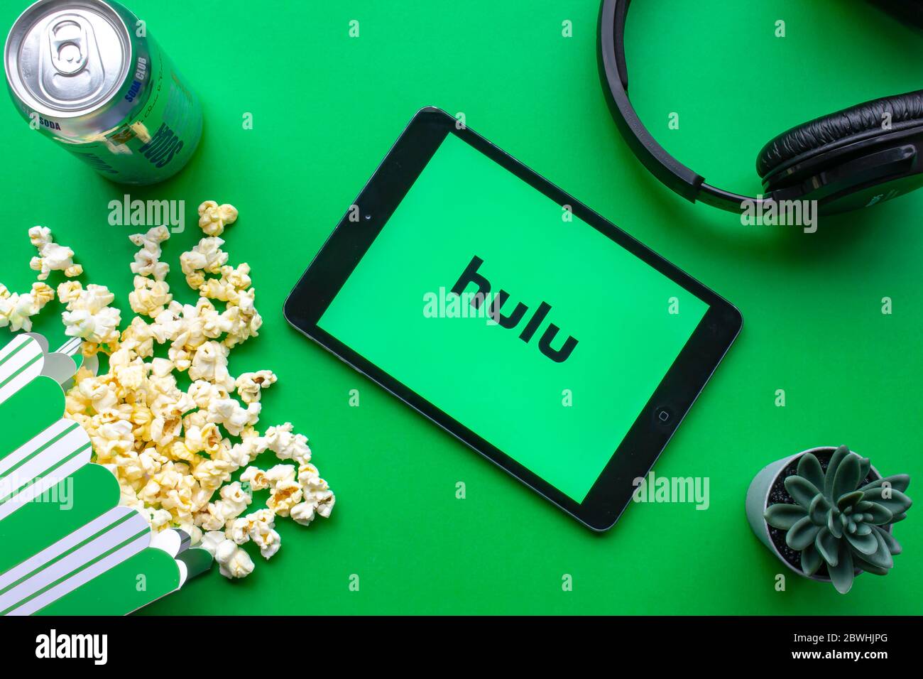Calgary, Alberta. Kanada. Juni 2020. Ein iPad mit dem Hulu-Logo auf dem Bildschirm auf grünem Hintergrund mit Popcorn und Kopfhörern Stockfoto