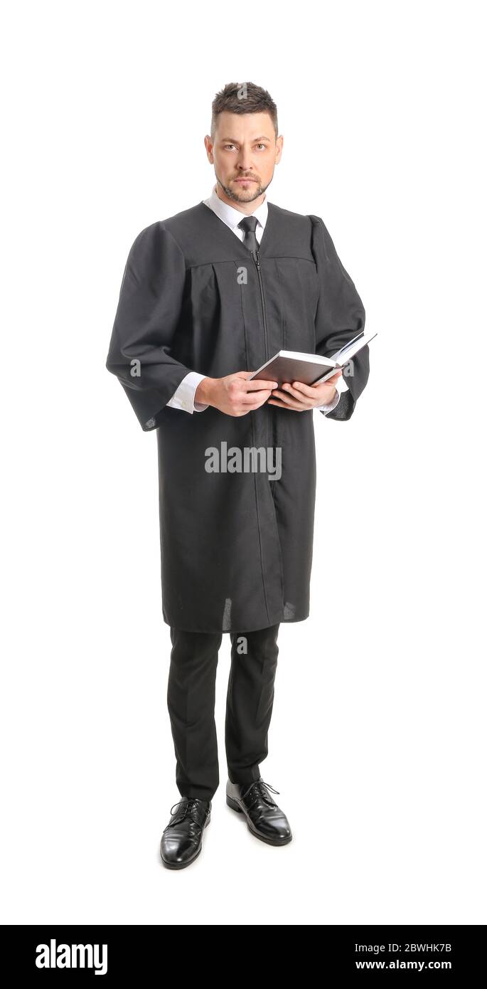 Männlicher Richter mit Buch auf weißem Hintergrund Stockfoto