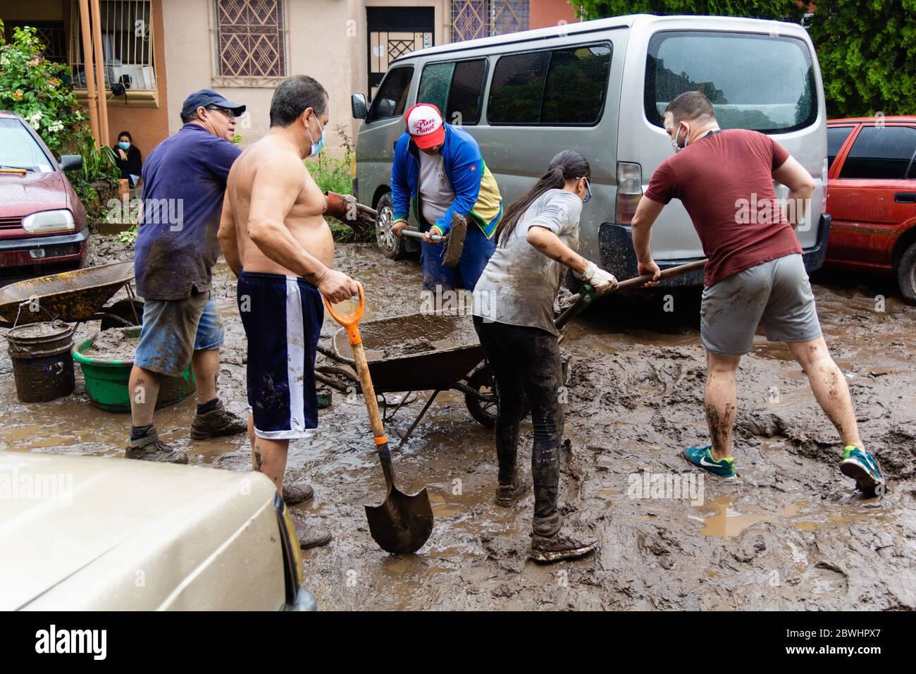 Mejicanos, El Salvador. 31. Mai 2020 - mehrere Nachbarn reinigen und entfernen den Schlamm und Trümmer durch den tropischen Sturm Amanda verlassen. Stockfoto Mejicanos, El Salvador. 31. Mai 2020 - mehrere Nachbarn reinigen und entfernen den Schlamm und Trümmer durch den tropischen Sturm Amanda verlassen. Stockfoto