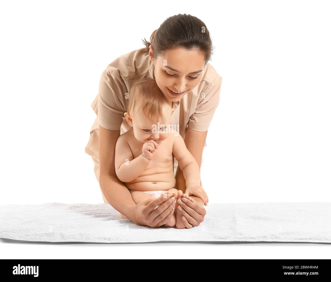 Masseur mit niedlichen Baby auf weißem Hintergrund Stockfoto