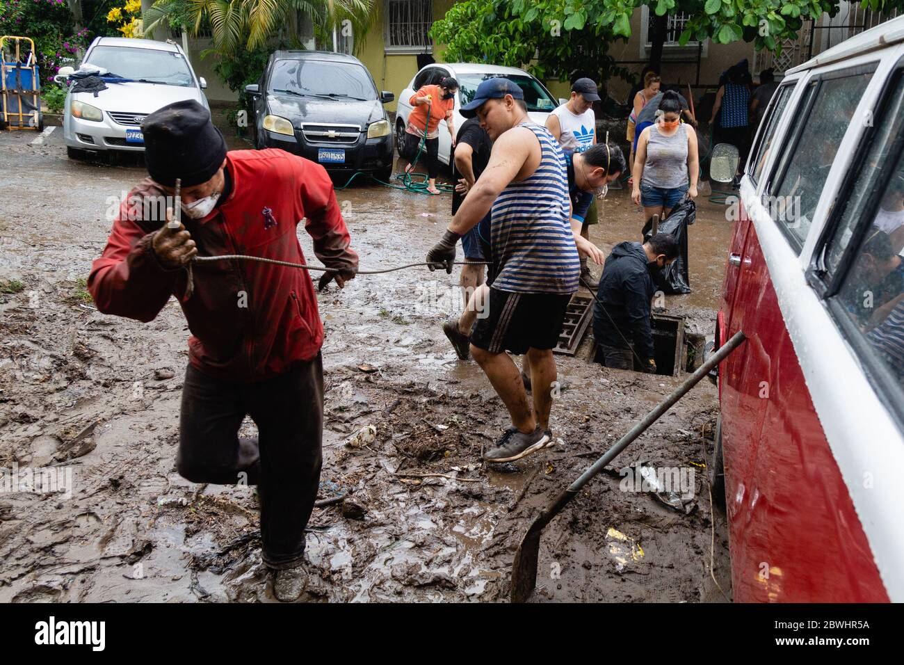 Mejicanos, El Salvador. 31. Mai 2020 - mehrere Nachbarn reinigen und entfernen den Schlamm und Trümmer durch den tropischen Sturm Amanda verlassen. Stockfoto Mejicanos, El Salvador. 31. Mai 2020 - mehrere Nachbarn reinigen und entfernen den Schlamm und Trümmer durch den tropischen Sturm Amanda verlassen. Stockfoto