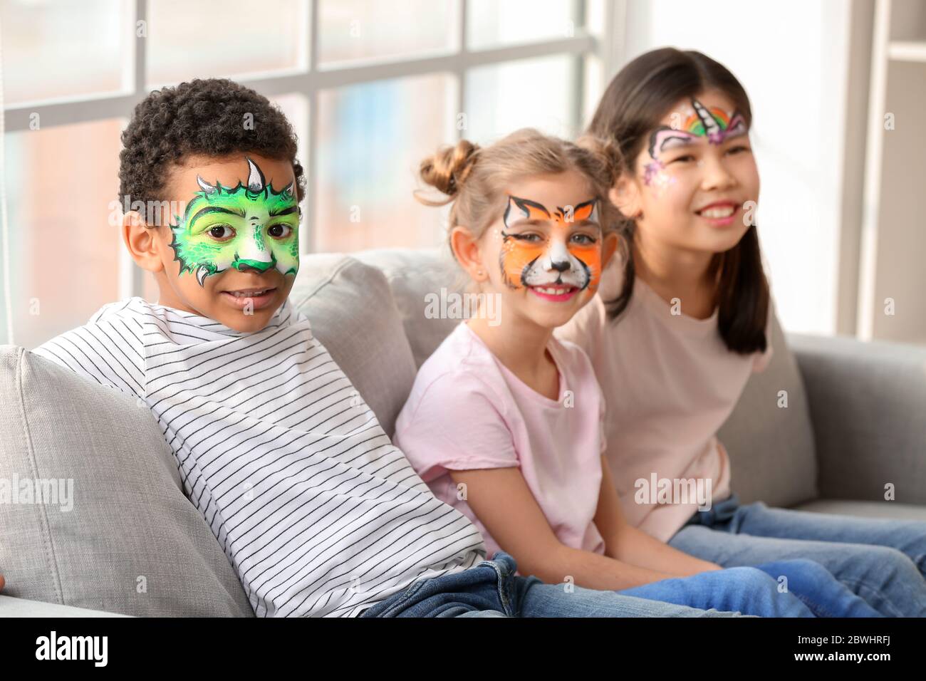 Lustige kleine Kinder mit Gesichtsbemalung zu Hause Stockfoto