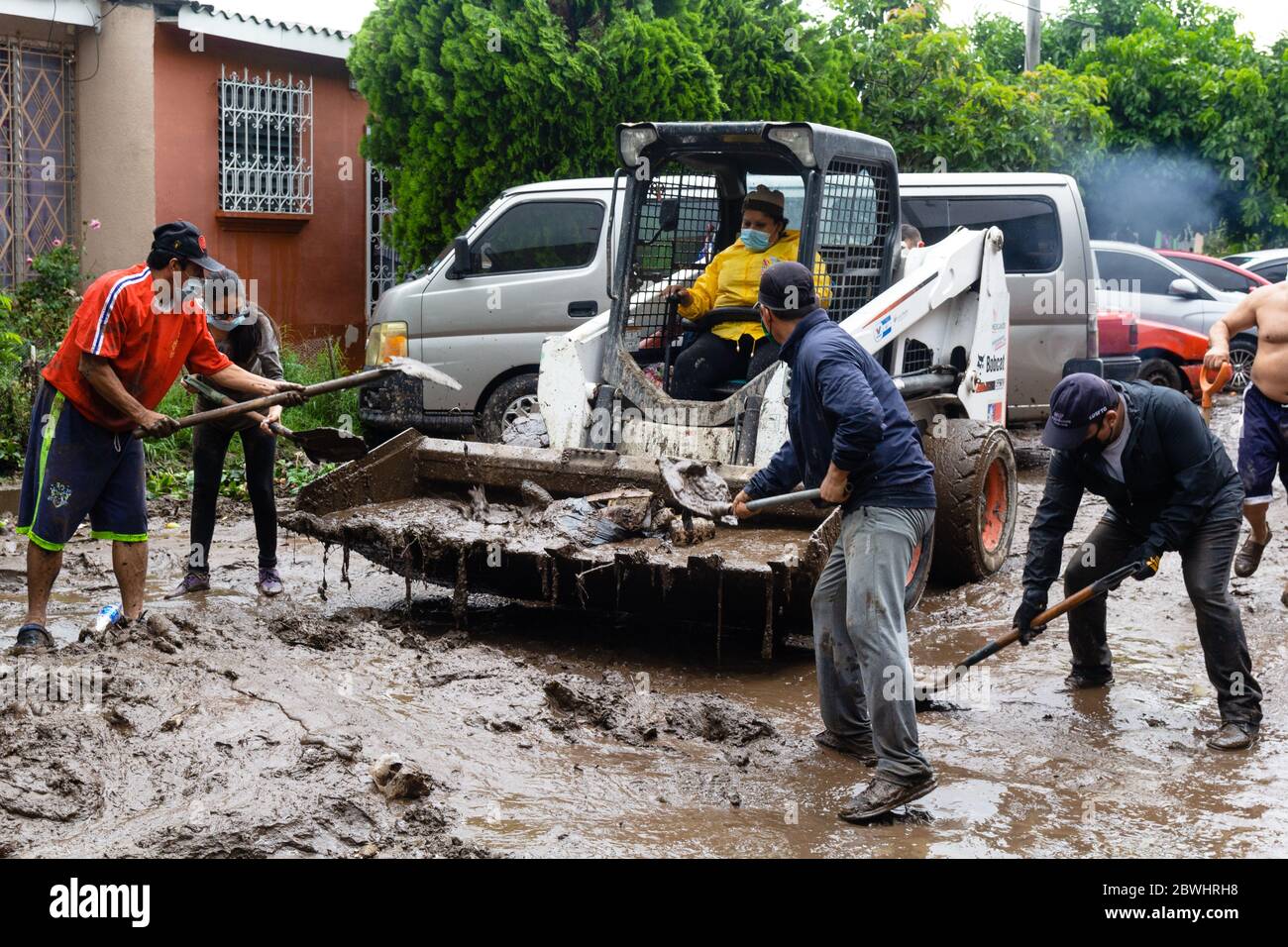 Mejicanos, El Salvador. 31. Mai 2020 - mehrere Nachbarn reinigen und entfernen den Schlamm und Trümmer durch den tropischen Sturm Amanda verlassen. Stockfoto Mejicanos, El Salvador. 31. Mai 2020 - mehrere Nachbarn reinigen und entfernen den Schlamm und Trümmer durch den tropischen Sturm Amanda verlassen. Stockfoto