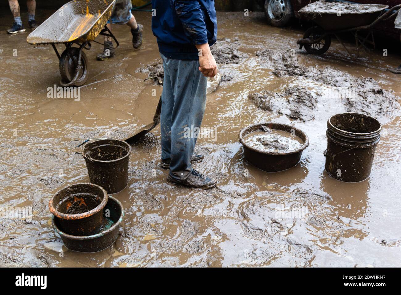 Mejicanos, El Salvador. 31. Mai 2020 - mehrere Nachbarn reinigen und entfernen den Schlamm und Trümmer durch den tropischen Sturm Amanda verlassen. Stockfoto Mejicanos, El Salvador. 31. Mai 2020 - mehrere Nachbarn reinigen und entfernen den Schlamm und Trümmer durch den tropischen Sturm Amanda verlassen. Stockfoto