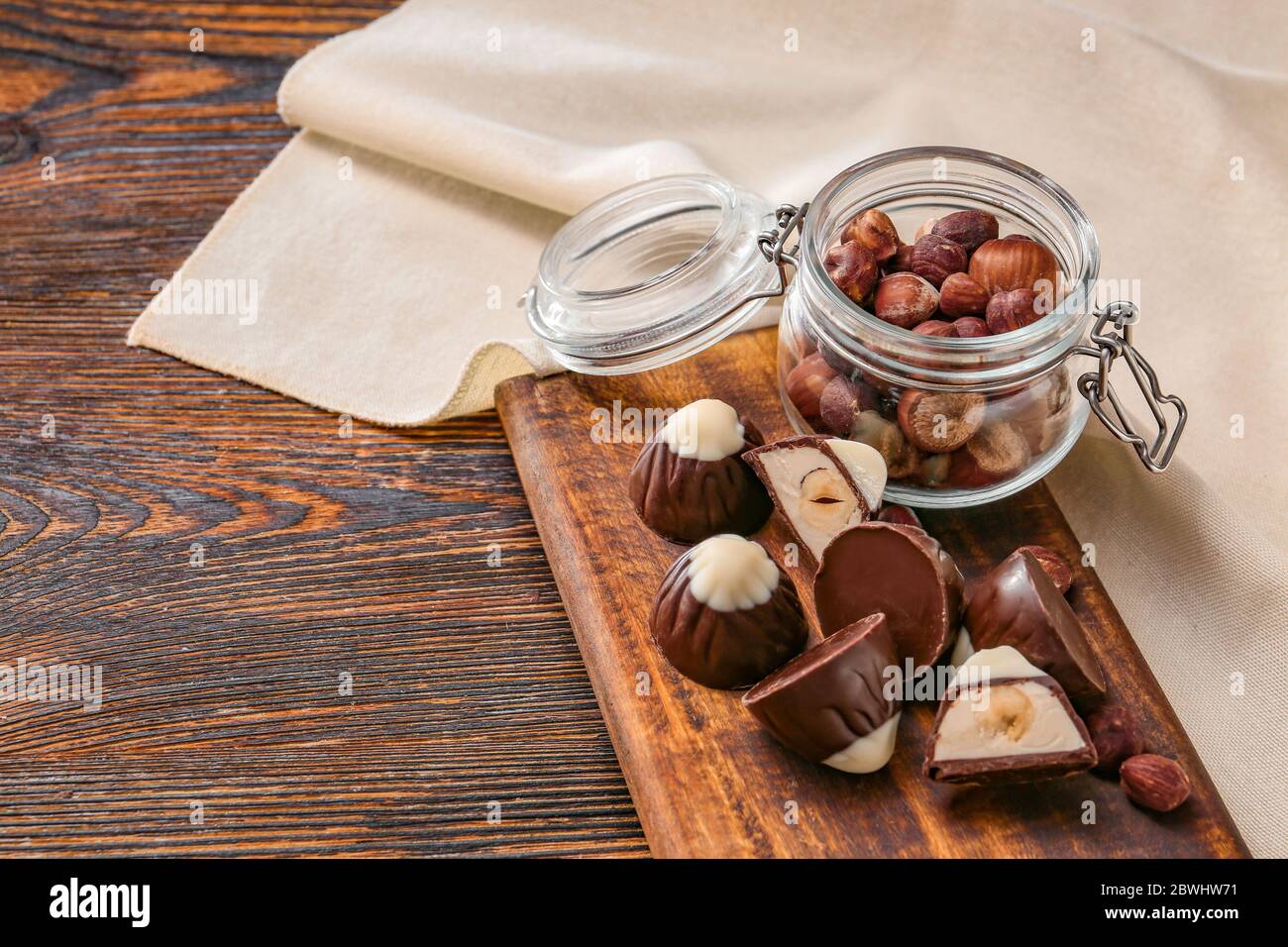 Leckere Schokoladen-Bonbons mit Haselnüssen auf dem Tisch Stockfoto