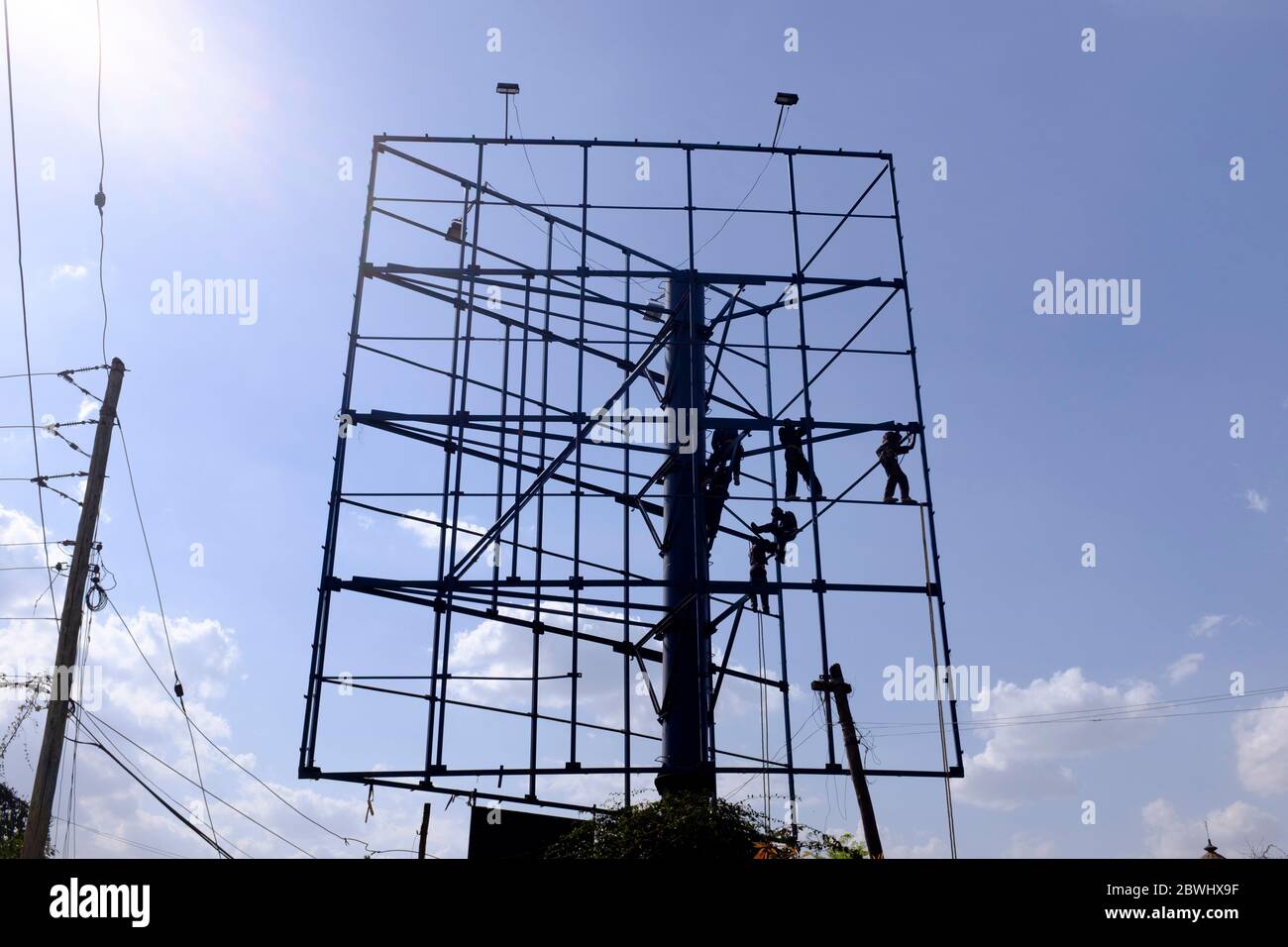 Männer arbeiten auf Werbehorten, in der Nähe, Telcom Sporting Grounds, Ngong Road, Nairobi, Kenia. 10. Oktober 2017 Stockfoto