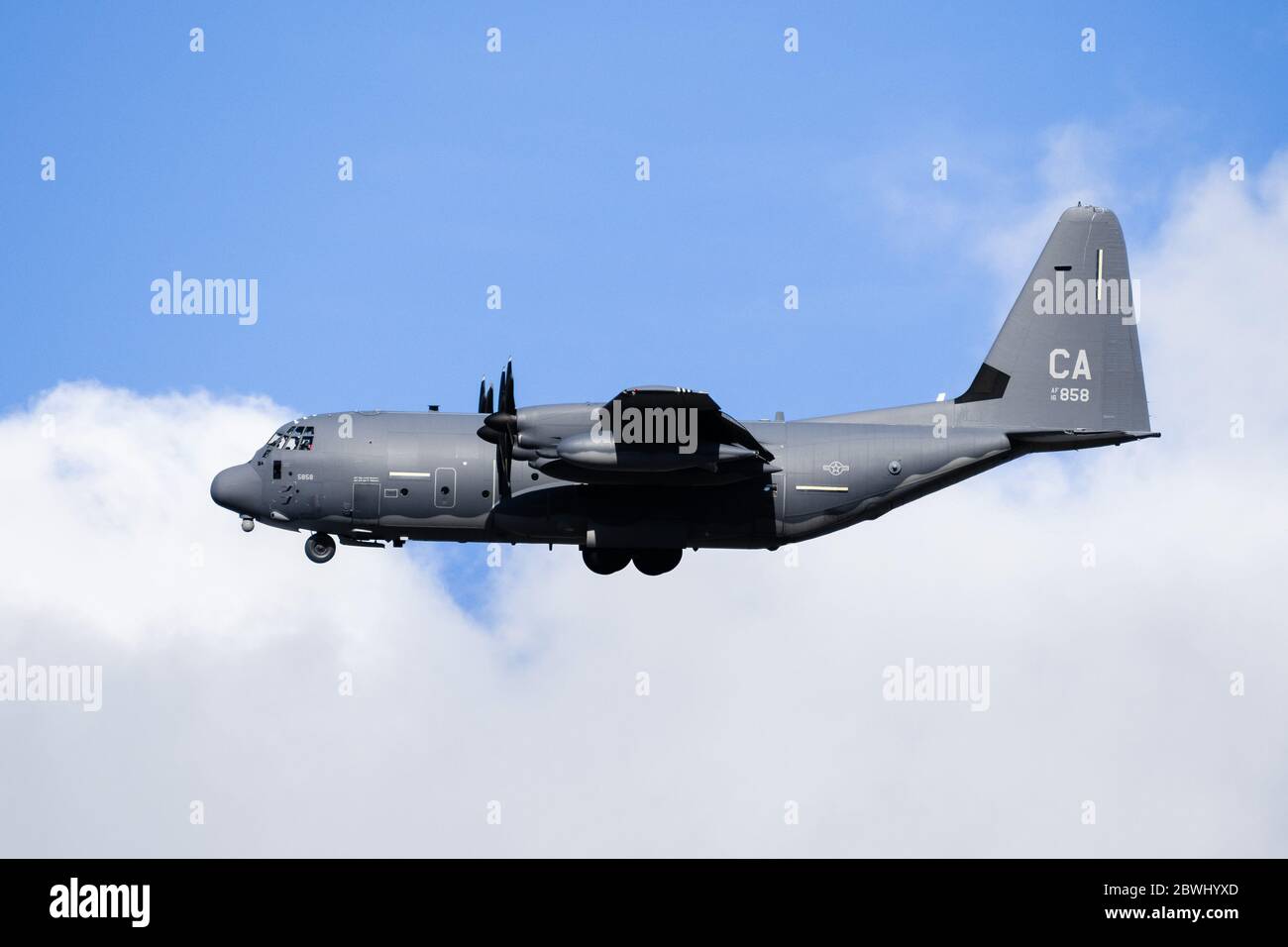 14. Mai 2020 Mountain View / CA / USA - Seitenansicht eines Militärflugzeugs der US Air Force, das einen Trainingsflug durchführt; blauer Himmel mit weißen Wolken hinter dem Rücken Stockfoto