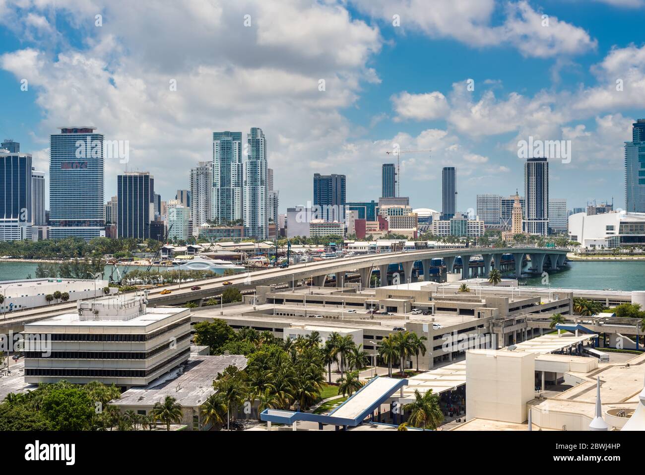 Downtown of Miami Skyline von Dodge Island mit Kreuzfahrtterminal an der Biscayne Bay in Miami, Florida, USA. Stockfoto