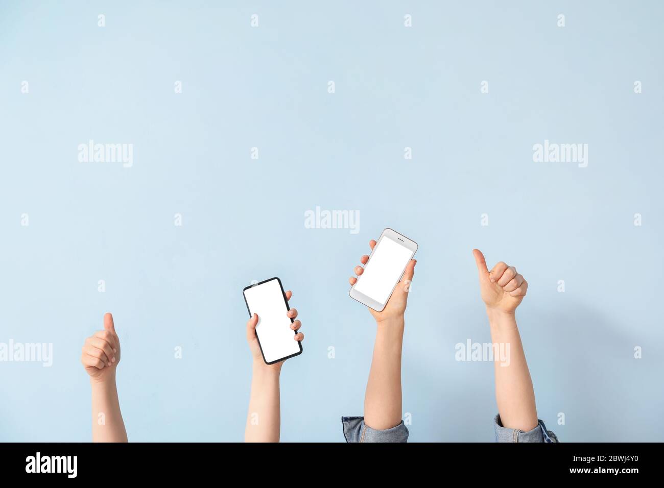 Weibliche Hände mit Mobiltelefonen auf hellem Hintergrund Stockfoto