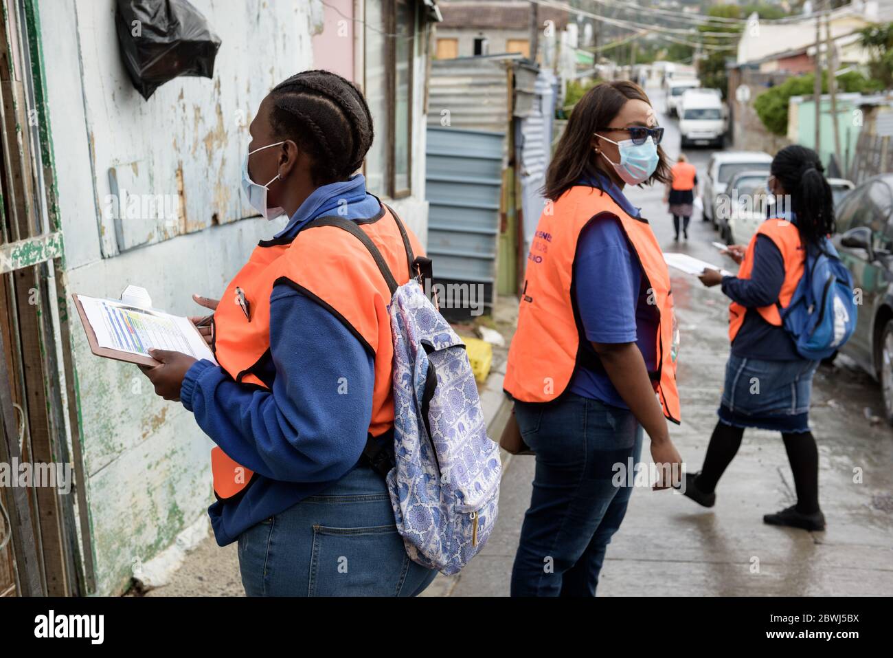 Gesundheitsarbeiter sehen sich das Coronavirus COVID-19 in der informellen Siedlung Hout Bay in Imizamo Yethu nahe Kapstadt, Südafrika an Stockfoto