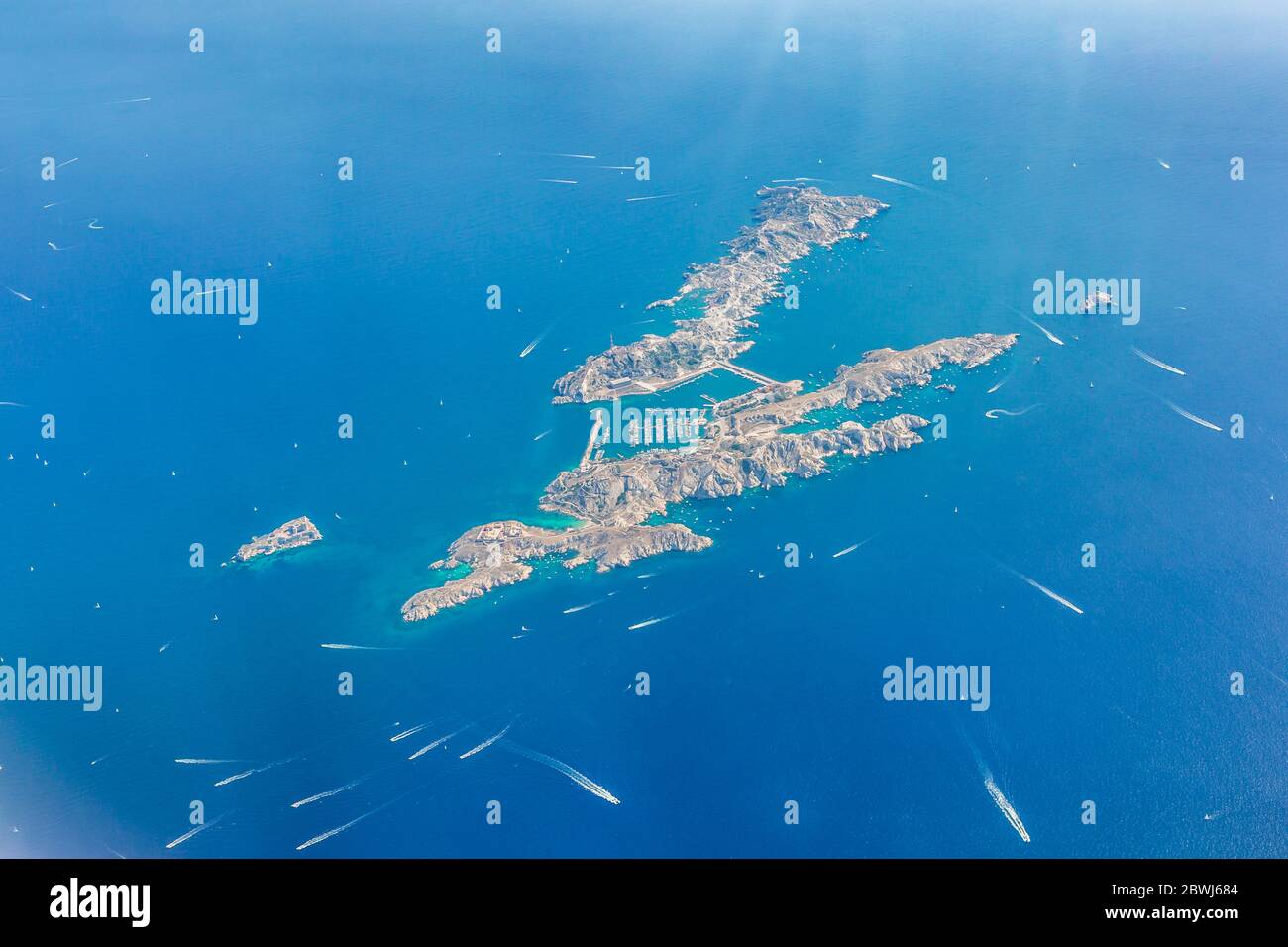 Antenne drone Schuß Blick auf Yachten zwischen Ile Sainte Marguerite und Ile Saint Honorat im Mittelmeer Stockfoto