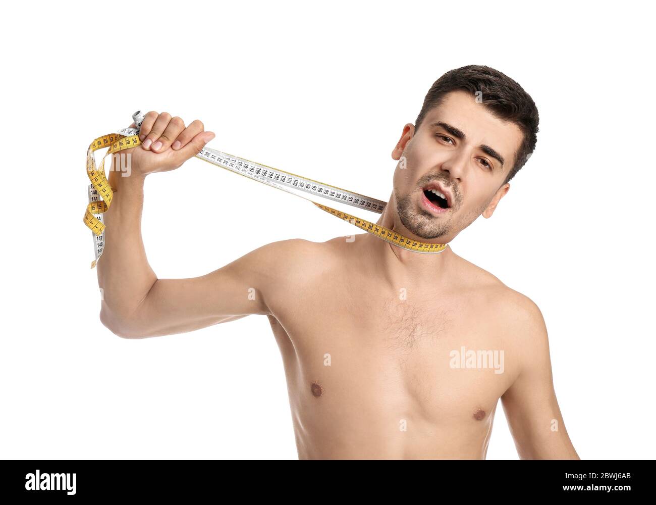 Kranker Mann mit Messbändern auf weißem Hintergrund. Konzept der Magersucht Stockfoto