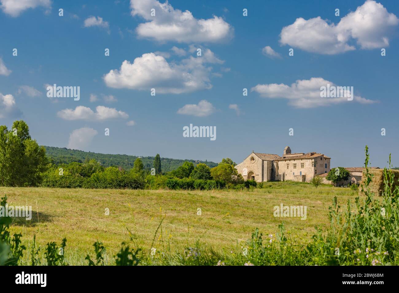 Salagon - touristisches Ziel, Provence, Frankreich, berühmt für Kräuter, Heilpflanzen. Traditioneller steinerner Kirchturm in der Landschaft der Provence Stockfoto